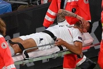 Tru cot tuyen Italy nghi thi dau vai thang vi chan thuong hinh anh