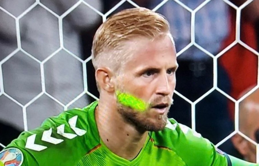 Schmeichel bi chieu laser vao mat trong luc bat penalty hinh anh