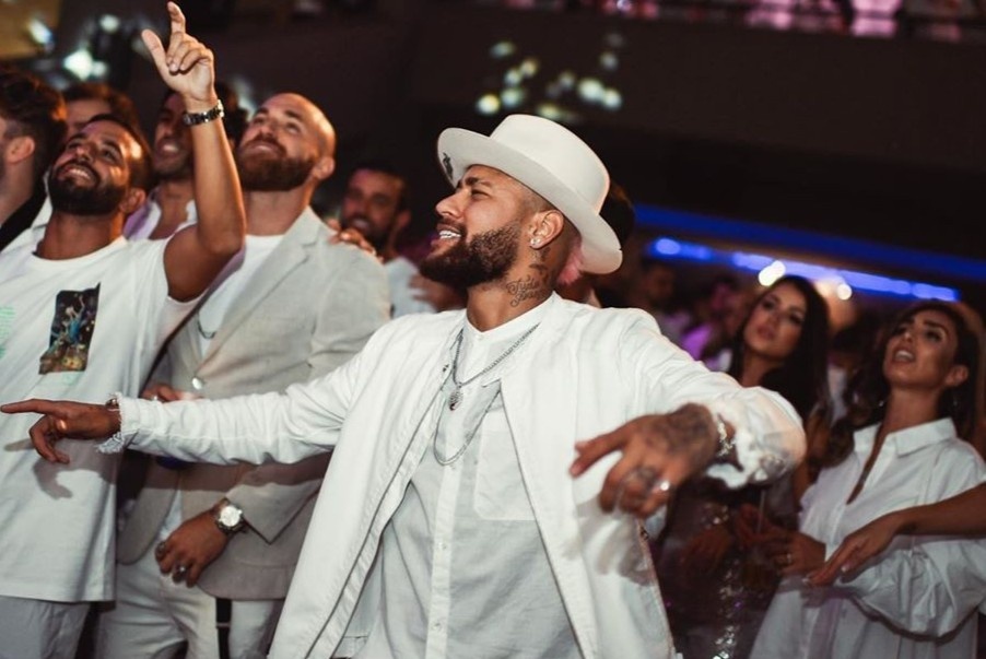 Loi song buong tha ngoai san co cua Neymar hinh anh