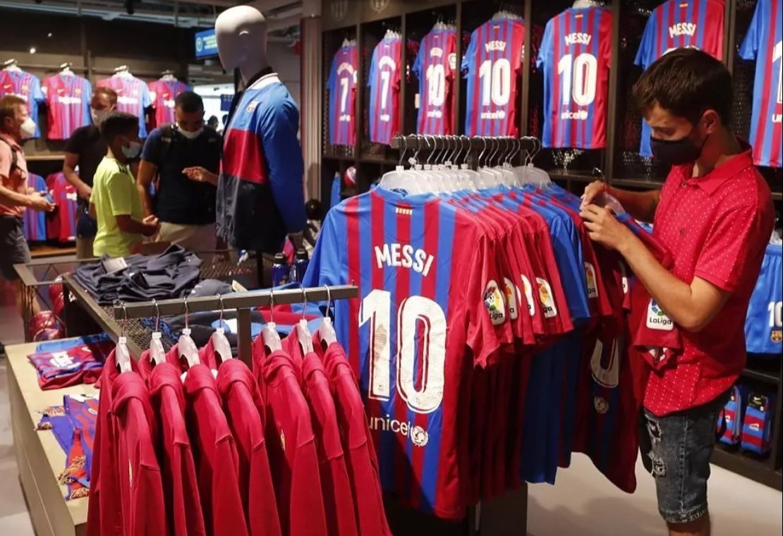 Doanh thu ban ao cua Barca giam manh khi Messi ra di hinh anh