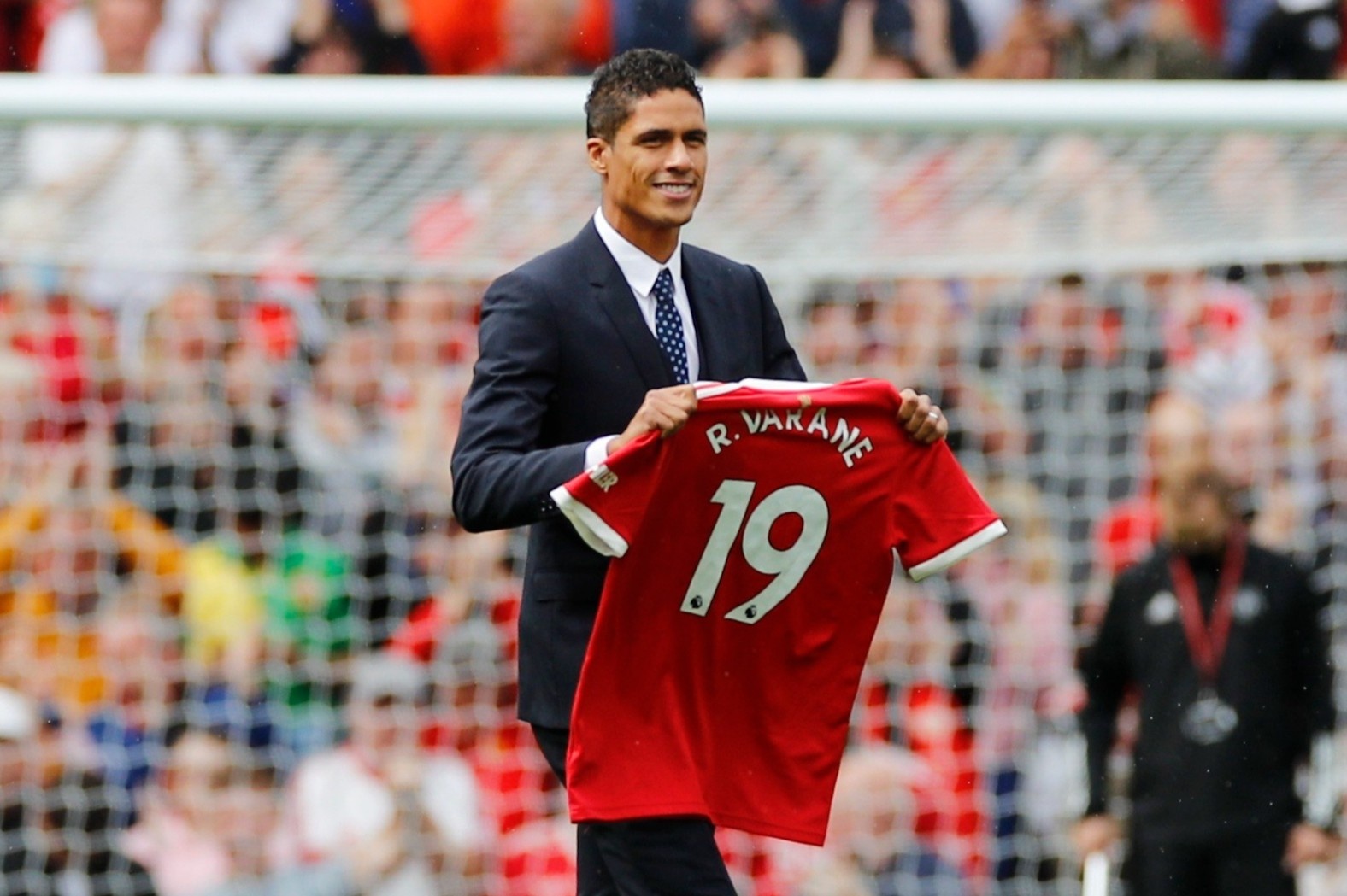 Varane ra mat MU tai san Old Trafford hinh anh