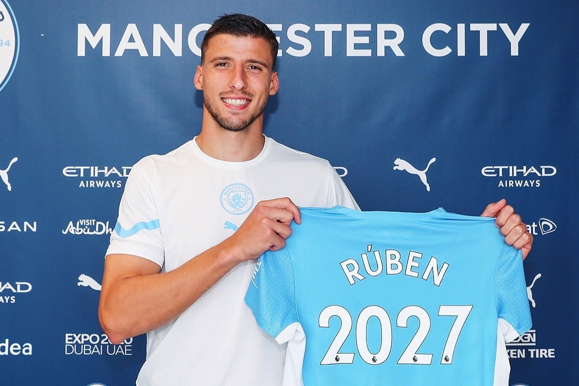 Ruben Dias duoc Man City tang luong gap doi hinh anh