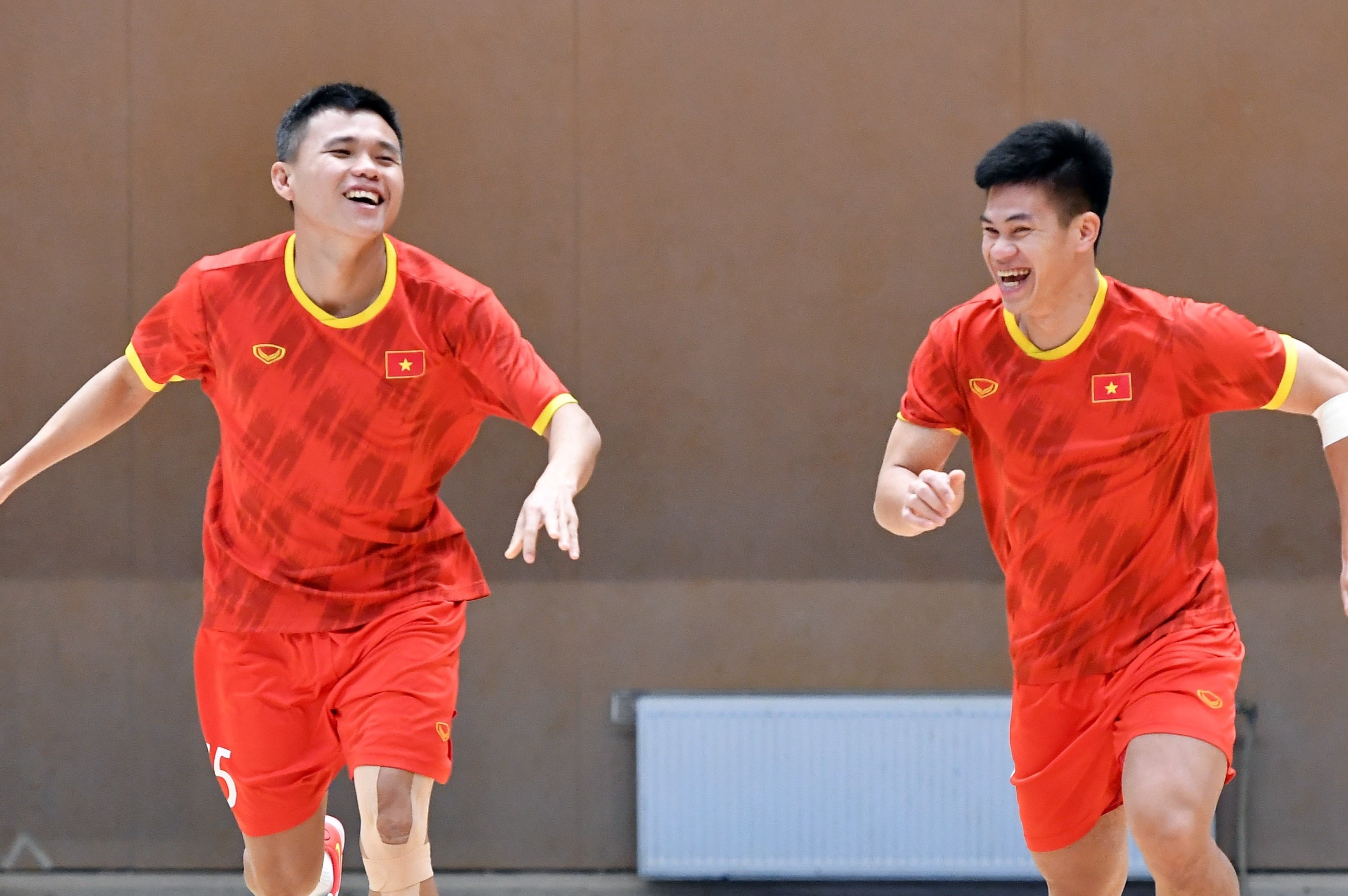Khong khi tap luyen cua tuyen futsal Viet Nam truoc tran gap Brazil hinh anh