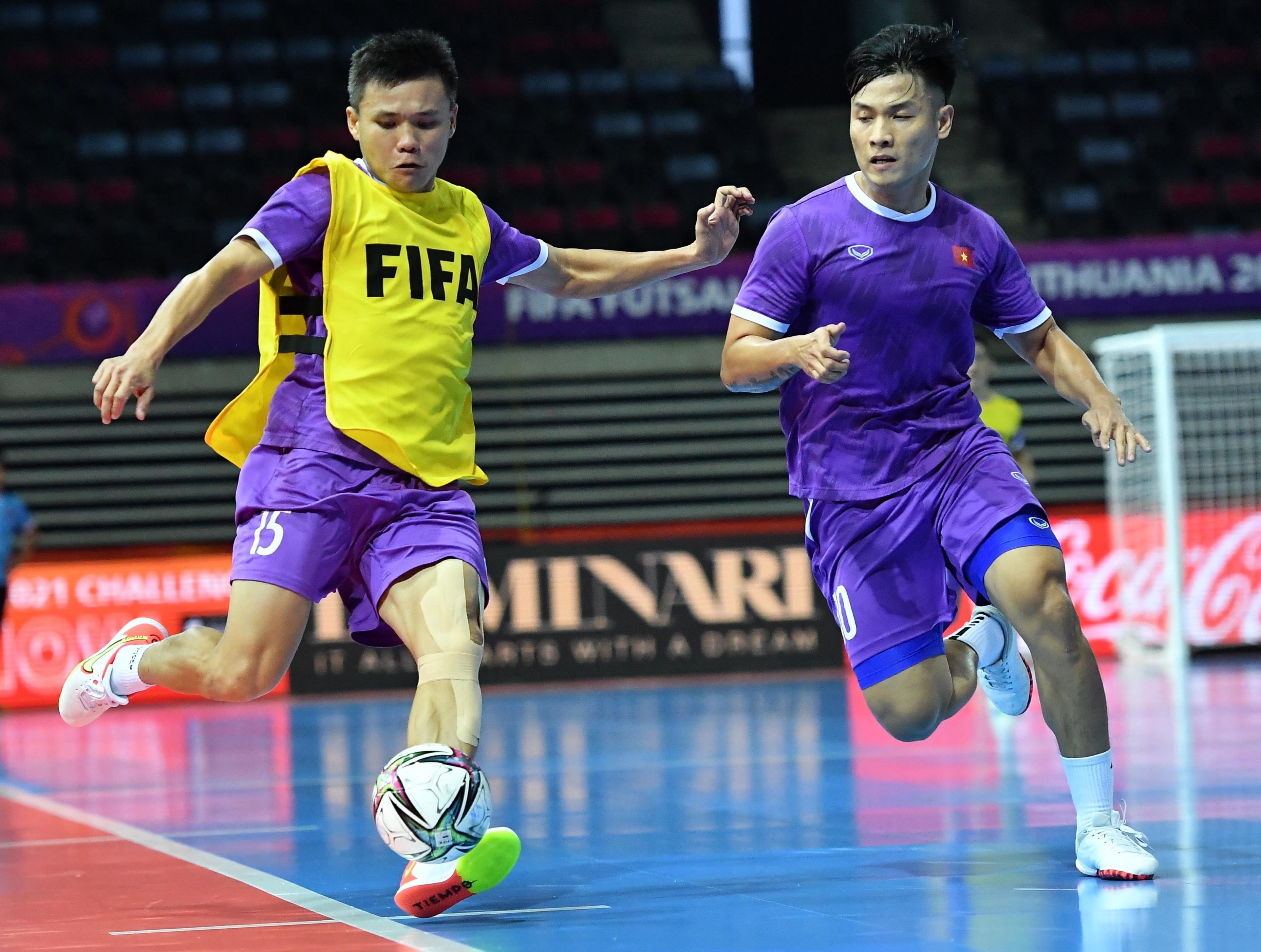 Tuyen futsal Viet Nam tap lam quen san dau voi Brazil o World Cup hinh anh