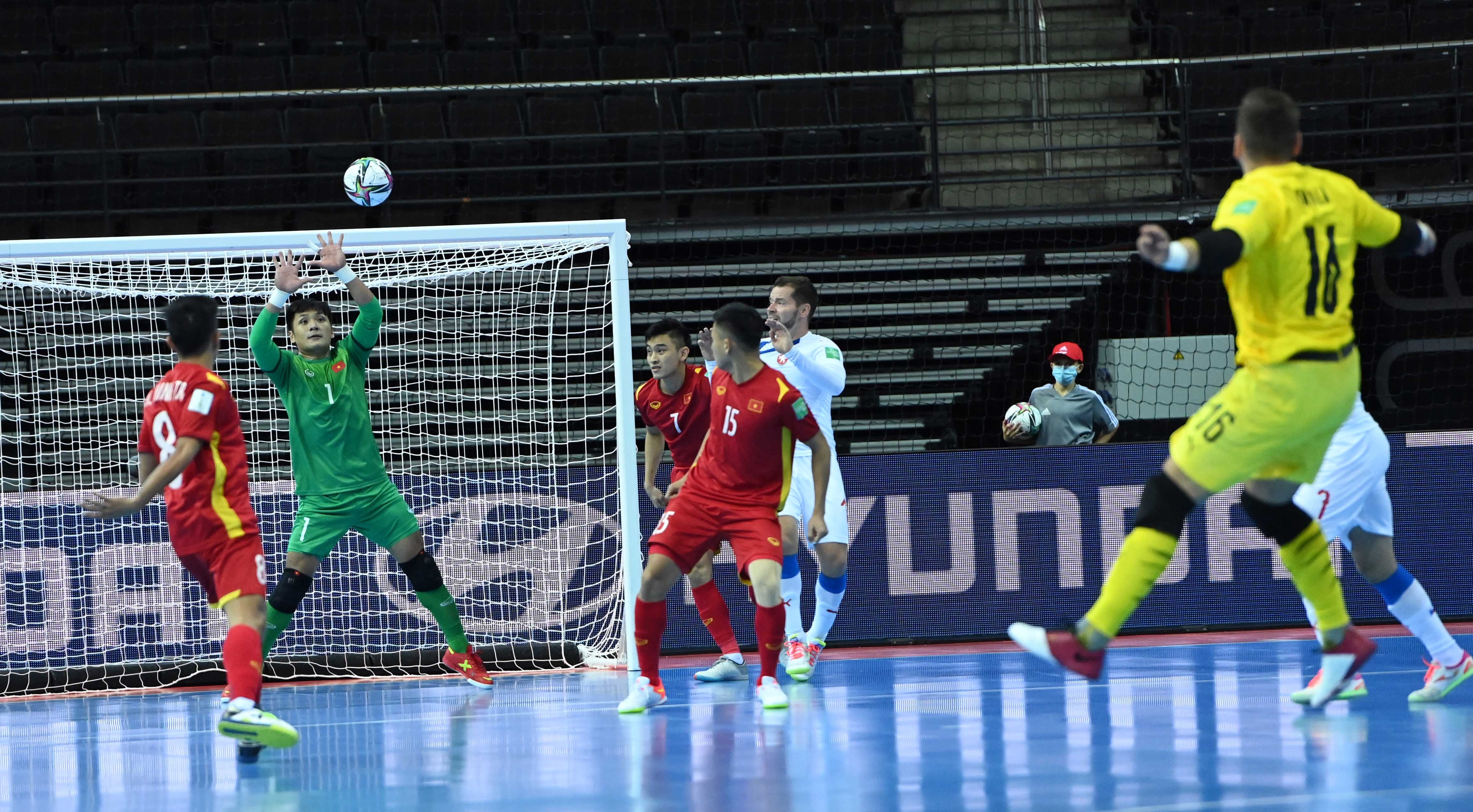 tuyen thu viet nam choi an tuong anh 4