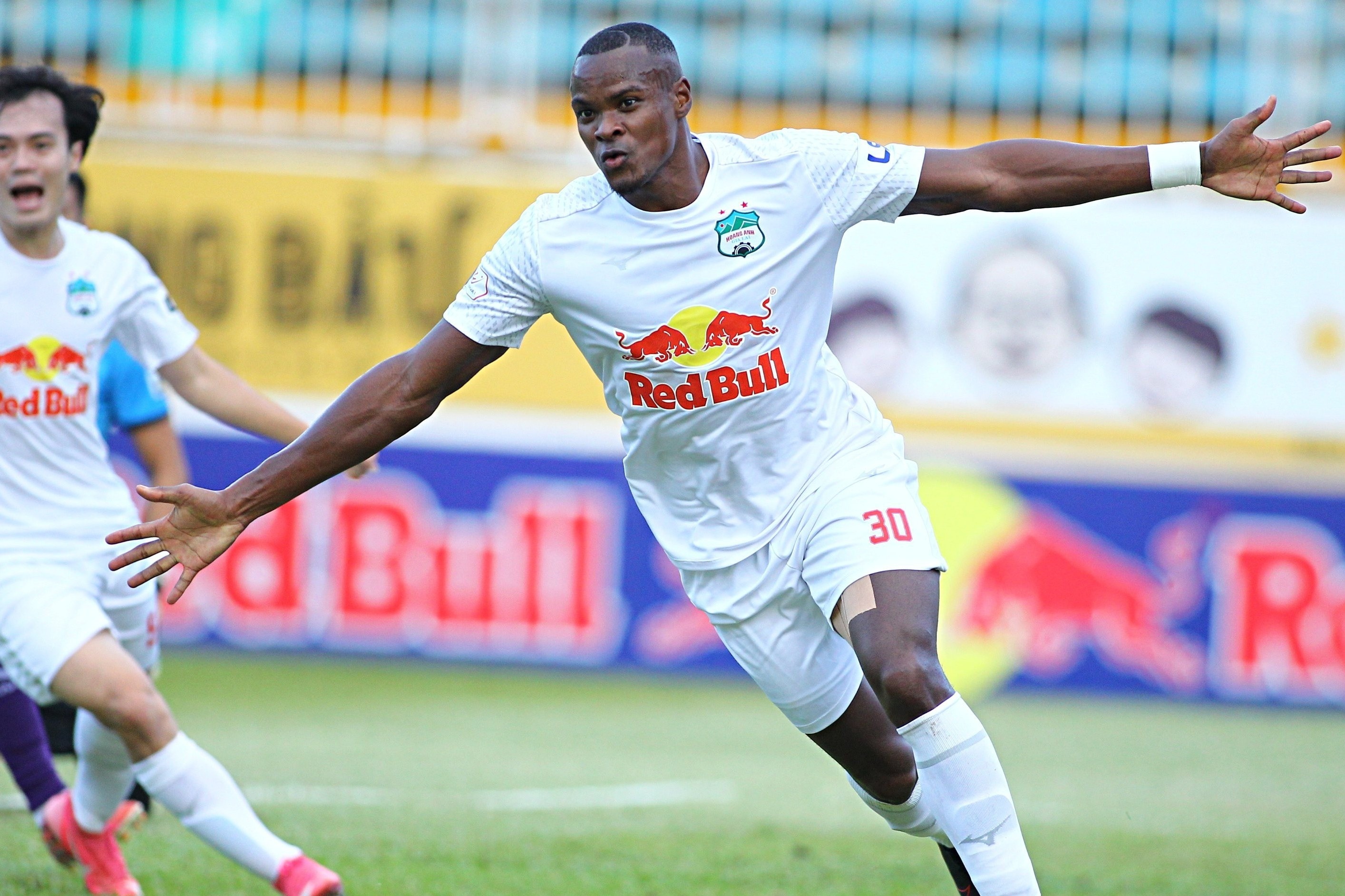 HAGL gia han hop dong voi ngoai binh Brazil hinh anh