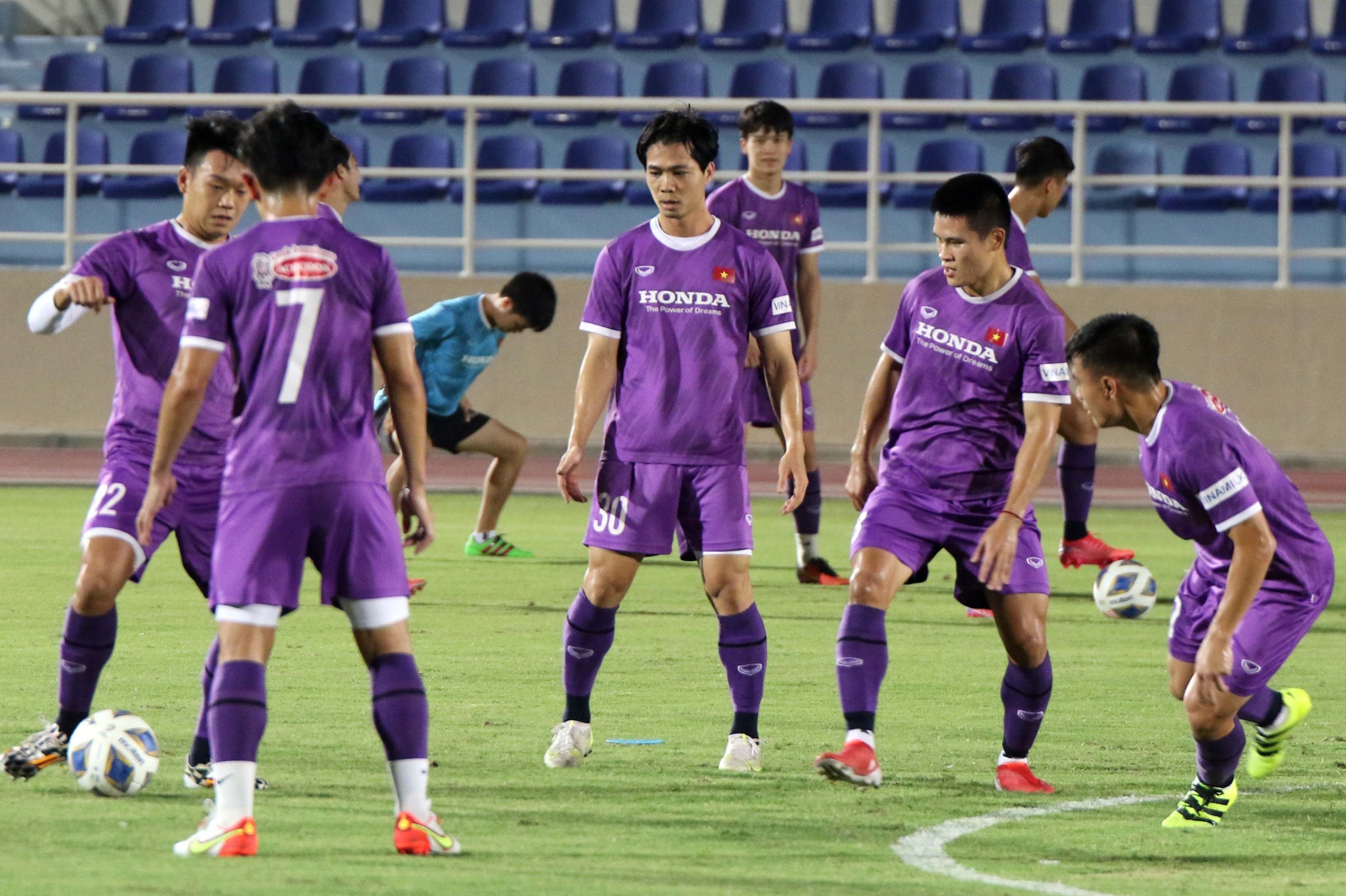 Tuyen Viet Nam trao so ao trong buoi tap thu 2 tai Oman hinh anh