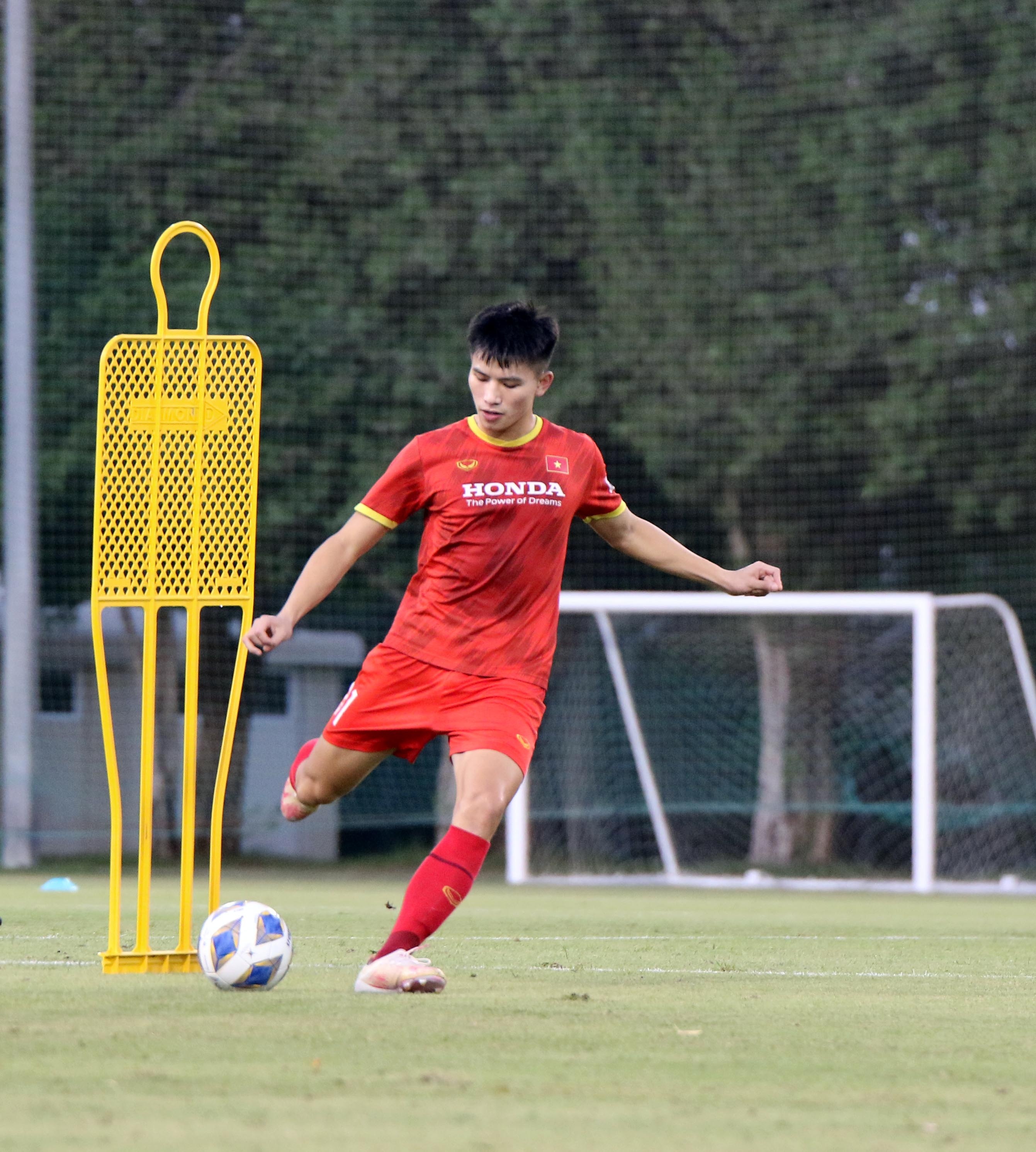 hai long binh phuc chan thuong anh 8