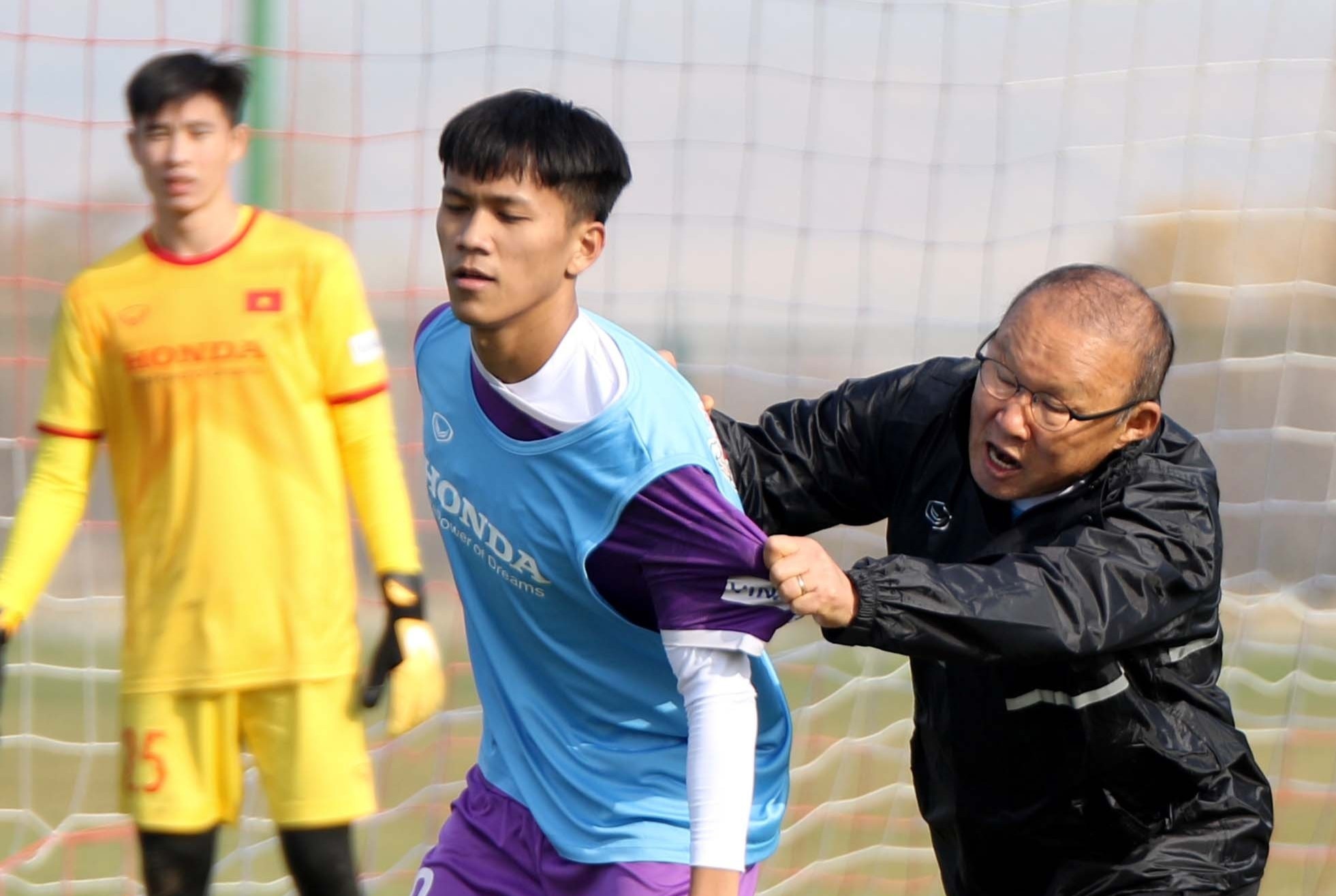 HLV Park chinh dong tac cho tuyen thu U23 Viet Nam hinh anh