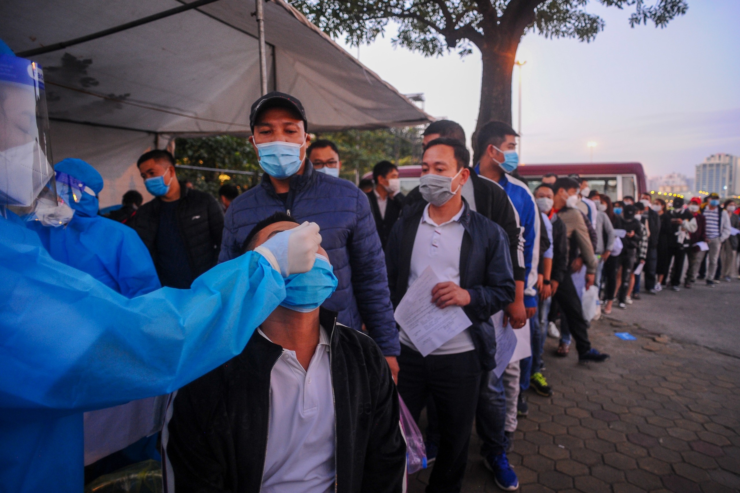 CDV xep hang dai de xet nghiem Covid-19 truoc tran Viet Nam - Nhat Ban hinh anh