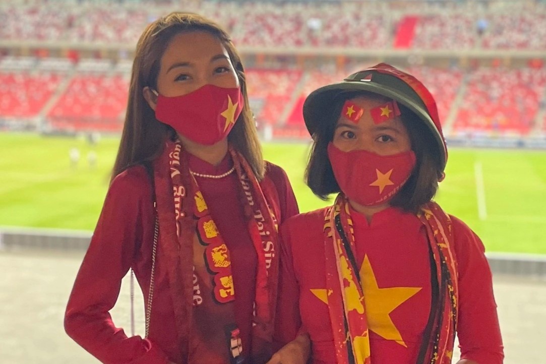 CDV tiep lua tuyen Viet Nam tren san van dong quoc gia Singapore hinh anh