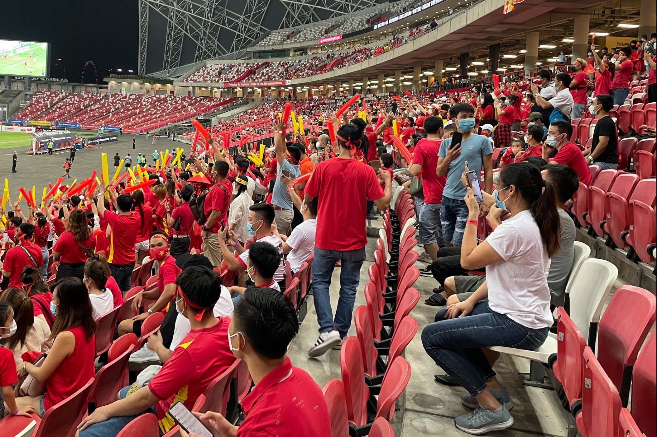 CDV Viet Nam nhuom do khan dai o tran gap Thai Lan hinh anh