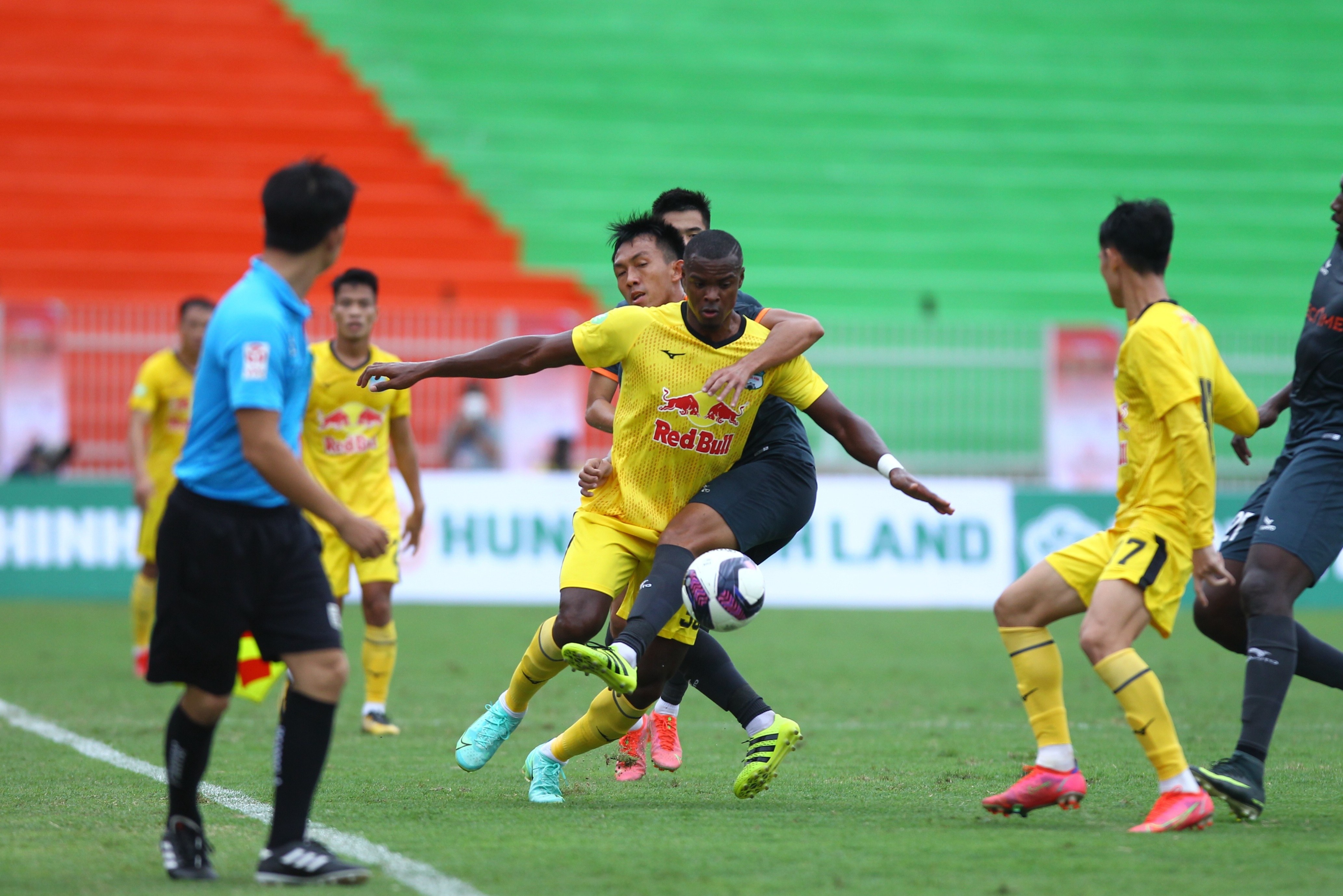 to van vu danh nguoi ngoai binh hagl anh 1