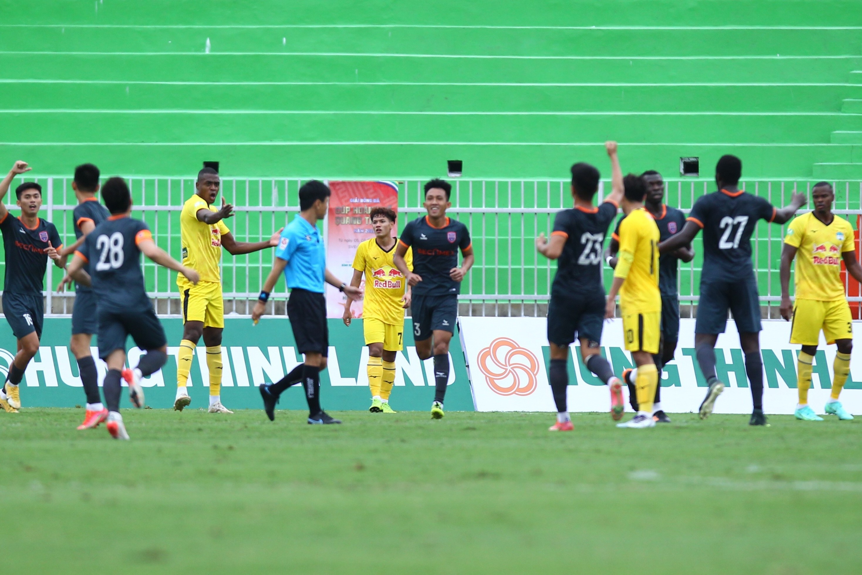 to van vu danh nguoi ngoai binh hagl anh 6