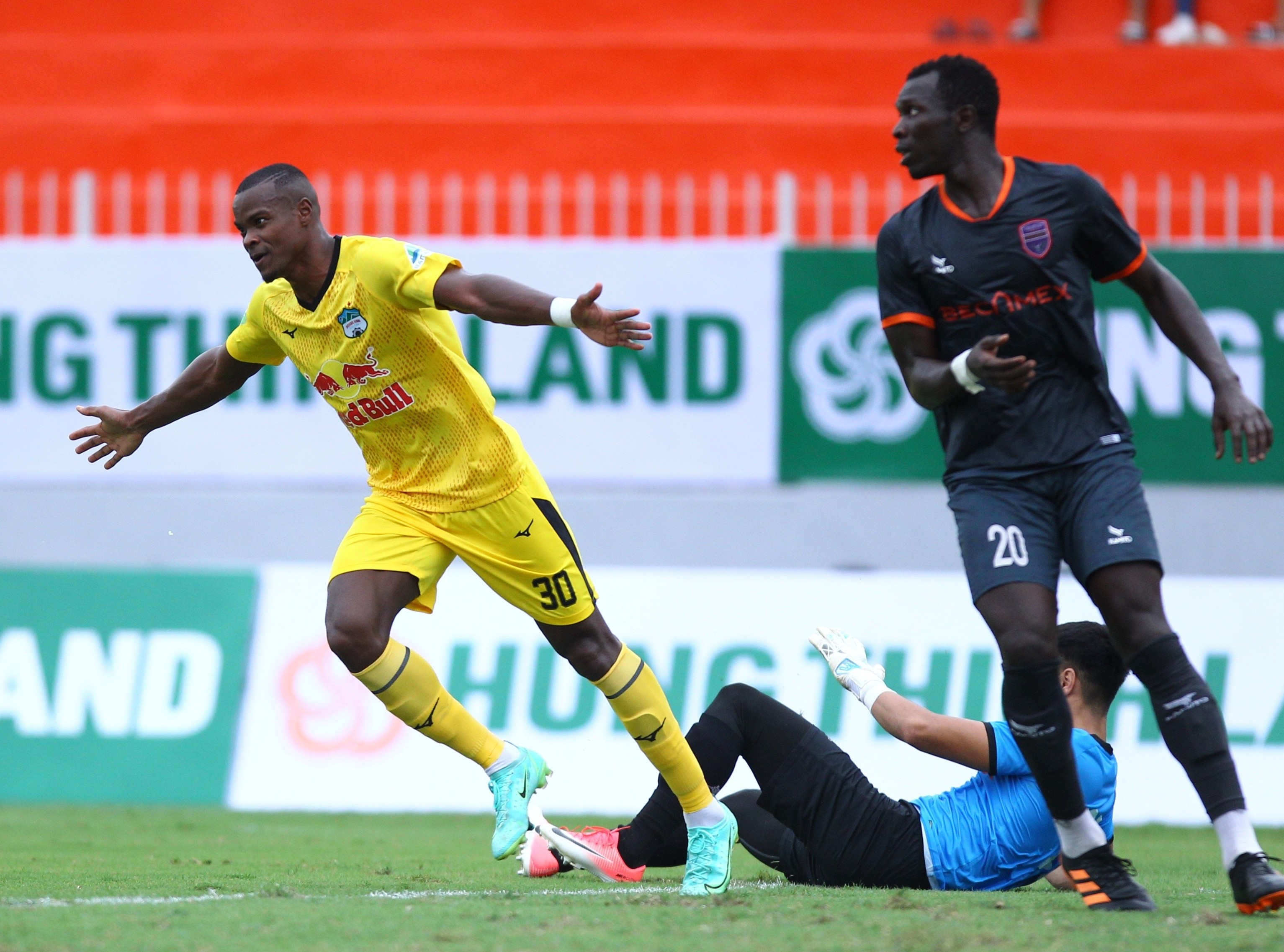 to van vu danh nguoi ngoai binh hagl anh 8