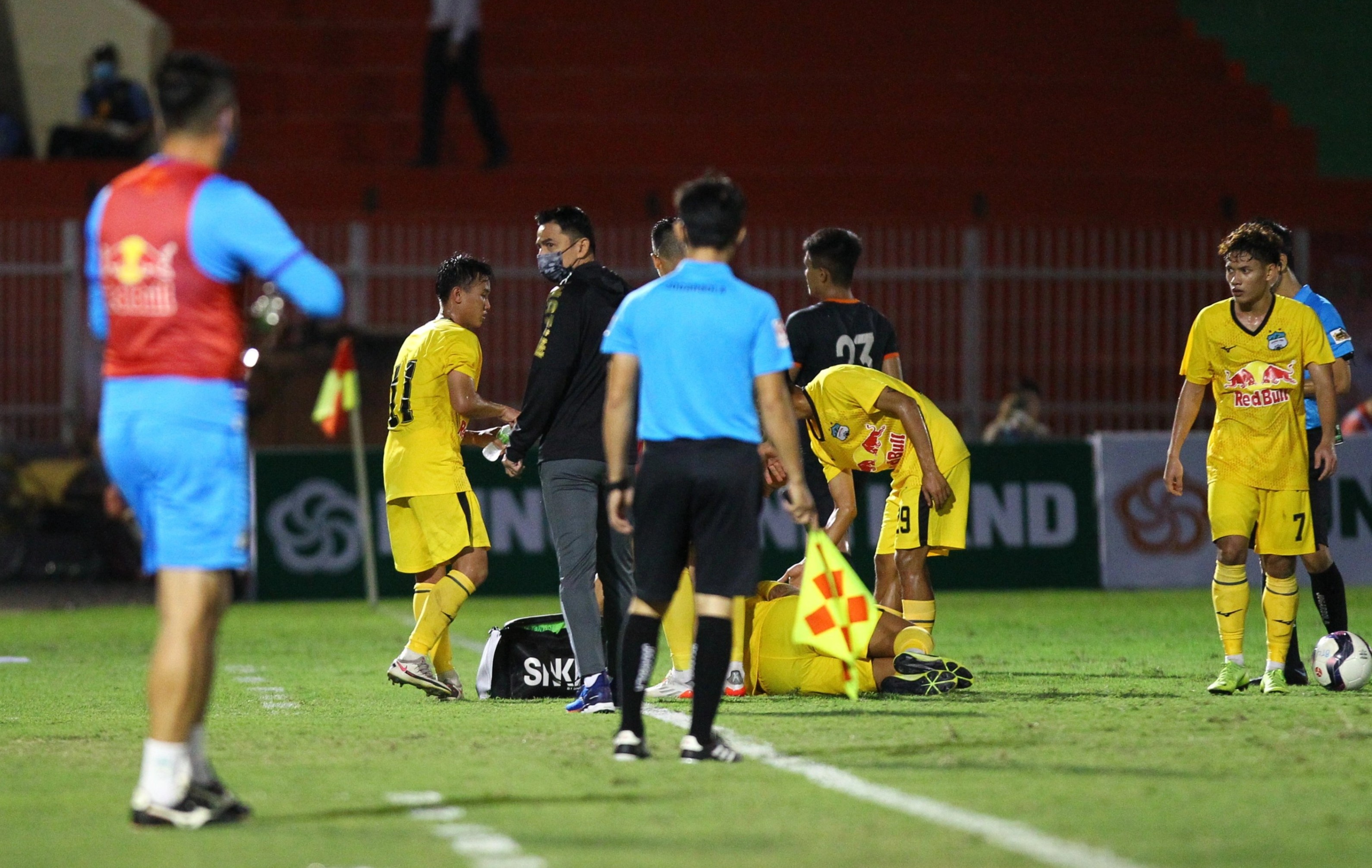 to van vu danh nguoi ngoai binh hagl anh 2