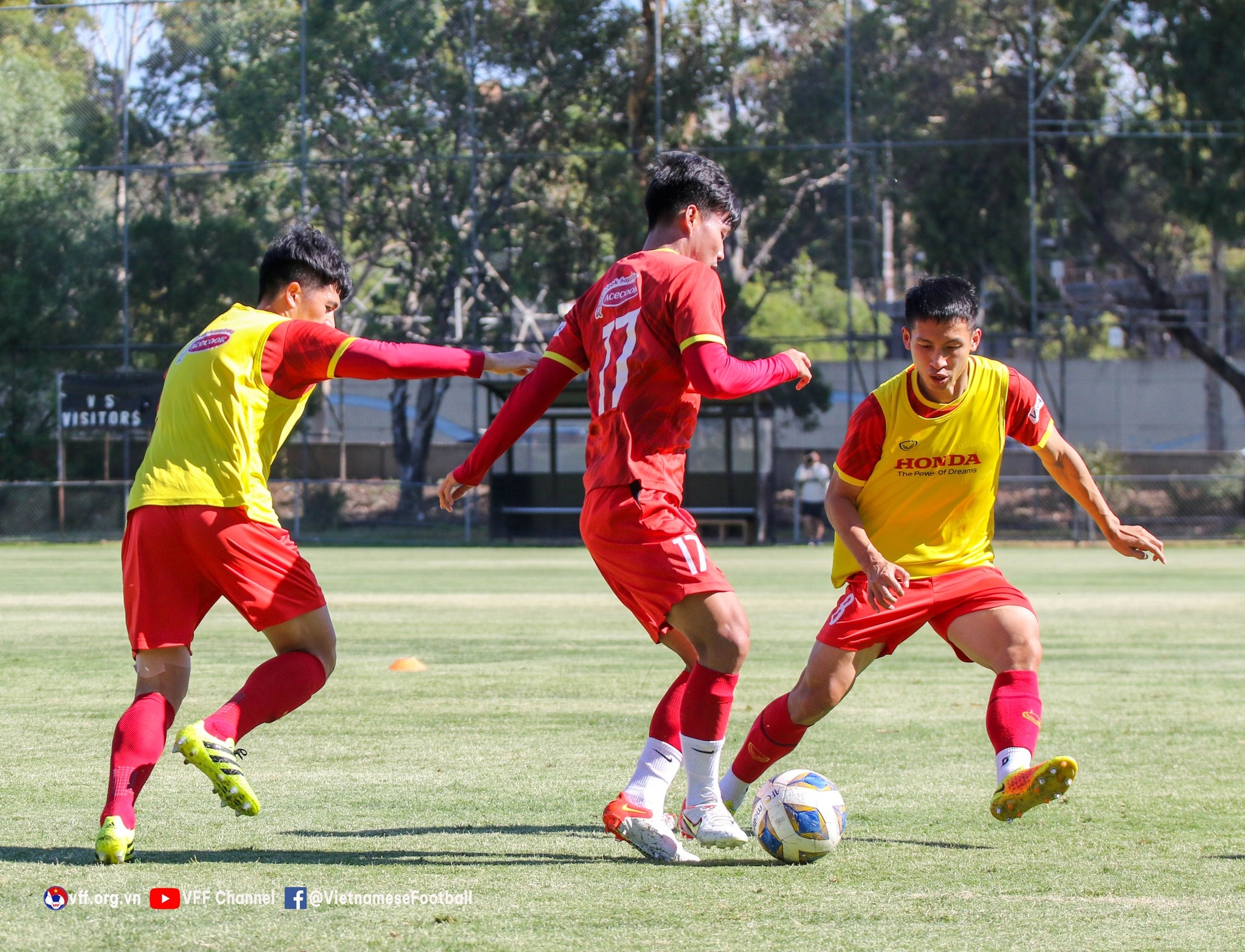 tuyen viet nam dau doi khang anh 3