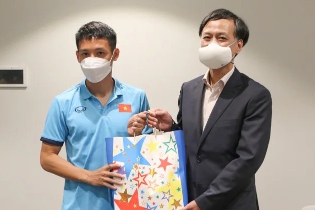 Tuyen Viet Nam nhan su dong vien truoc tran gap Australia hinh anh