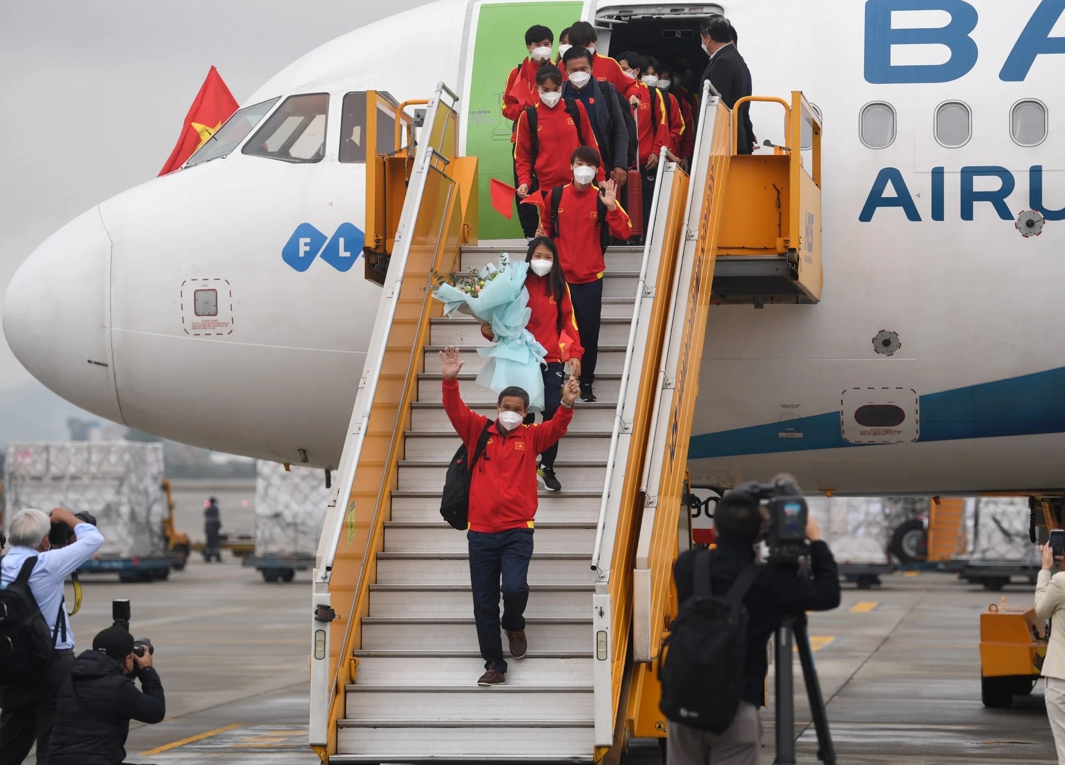 Tuyen nu Viet Nam ve nuoc trong su chao don nong nhiet hinh anh