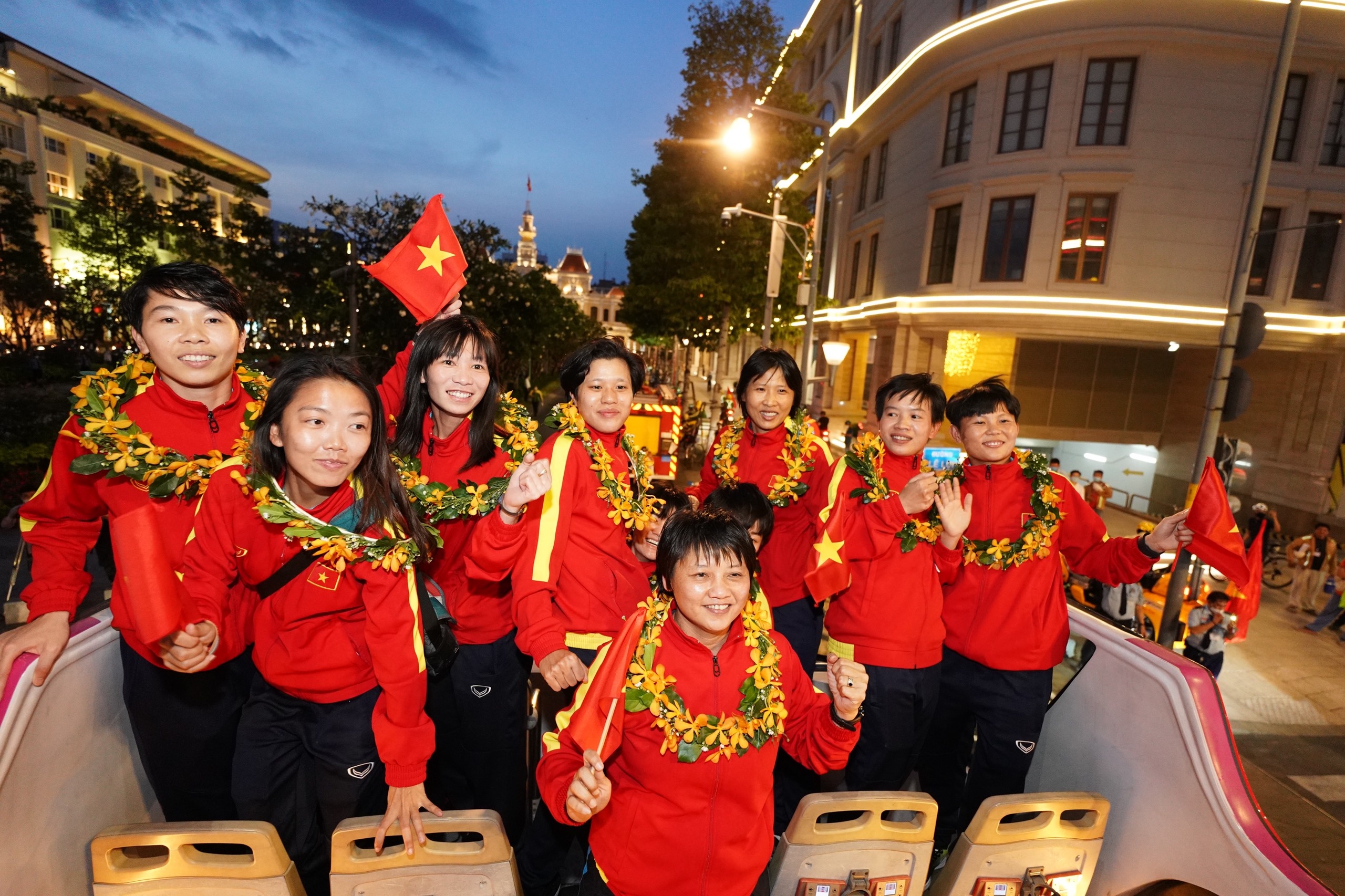 Dan tuyen thu nu Viet Nam dieu hanh tren duong pho TP.HCM hinh anh