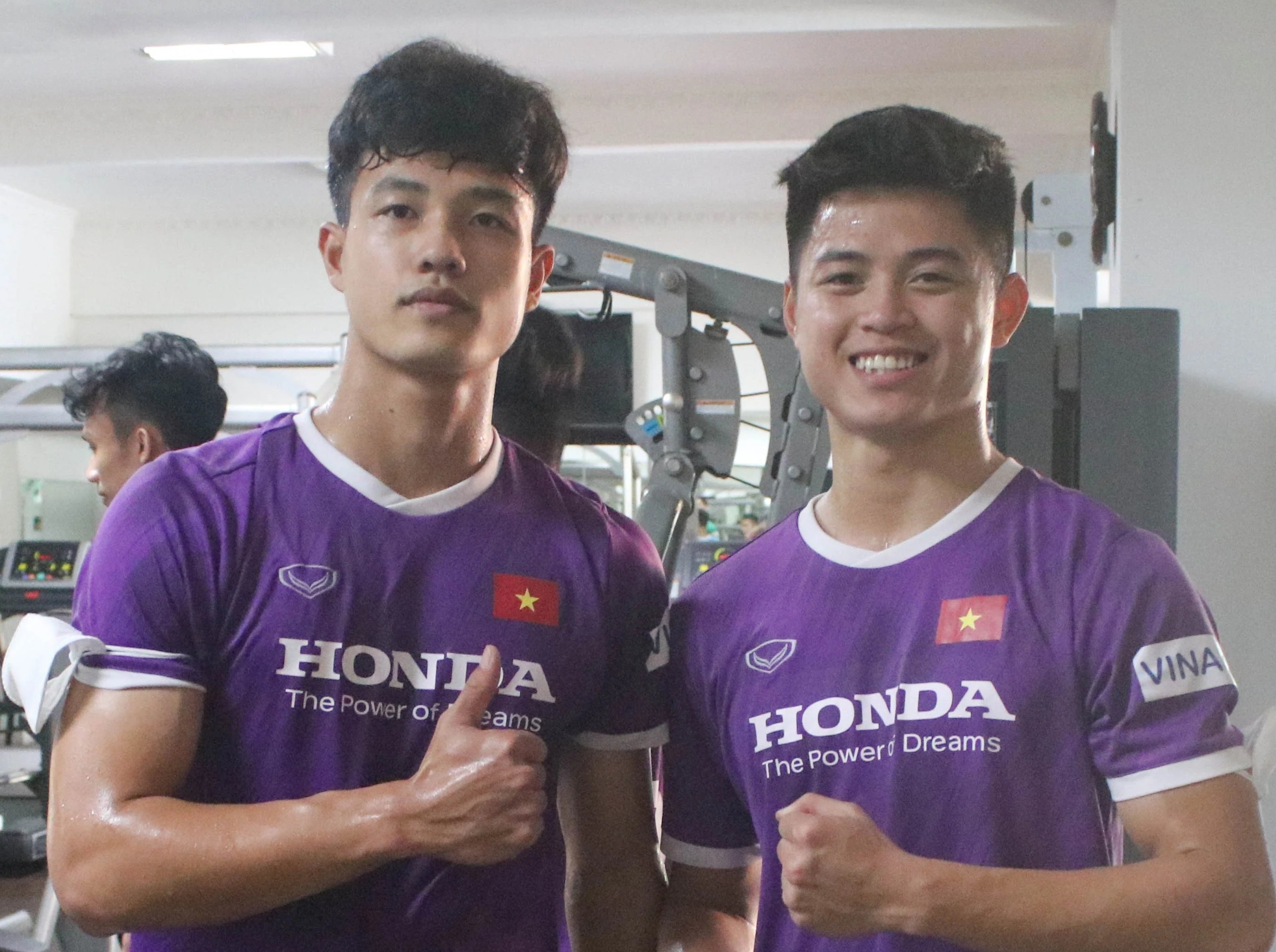 U23 Viet Nam ren the luc truoc tran gap Singapore hinh anh