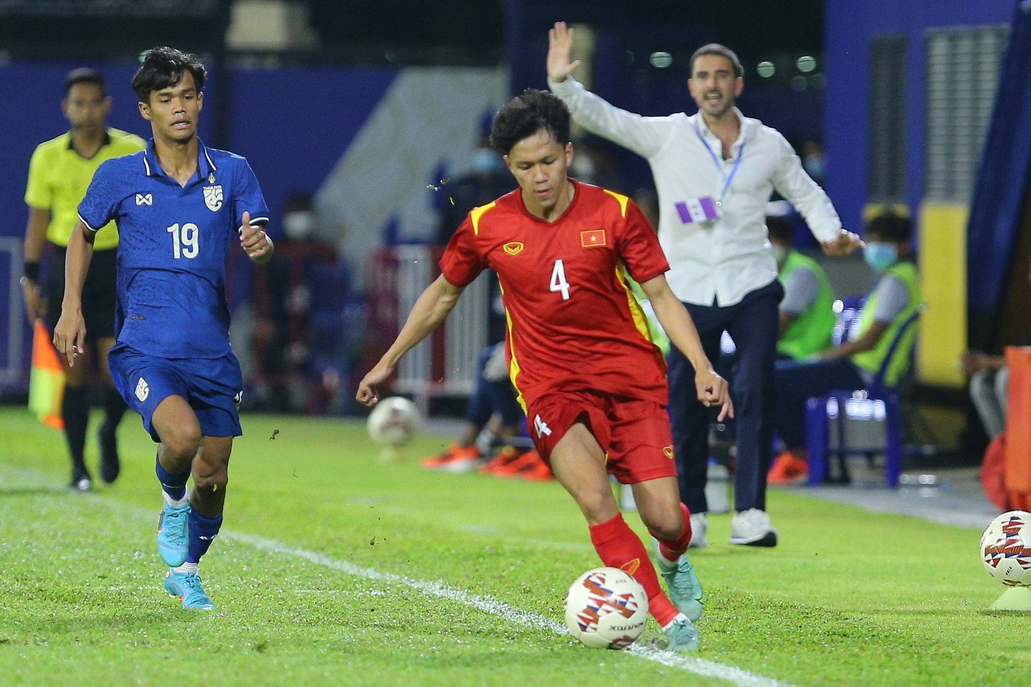 Sao tre HAGL choi noi bat truoc hang phong ngu U23 Thai Lan hinh anh