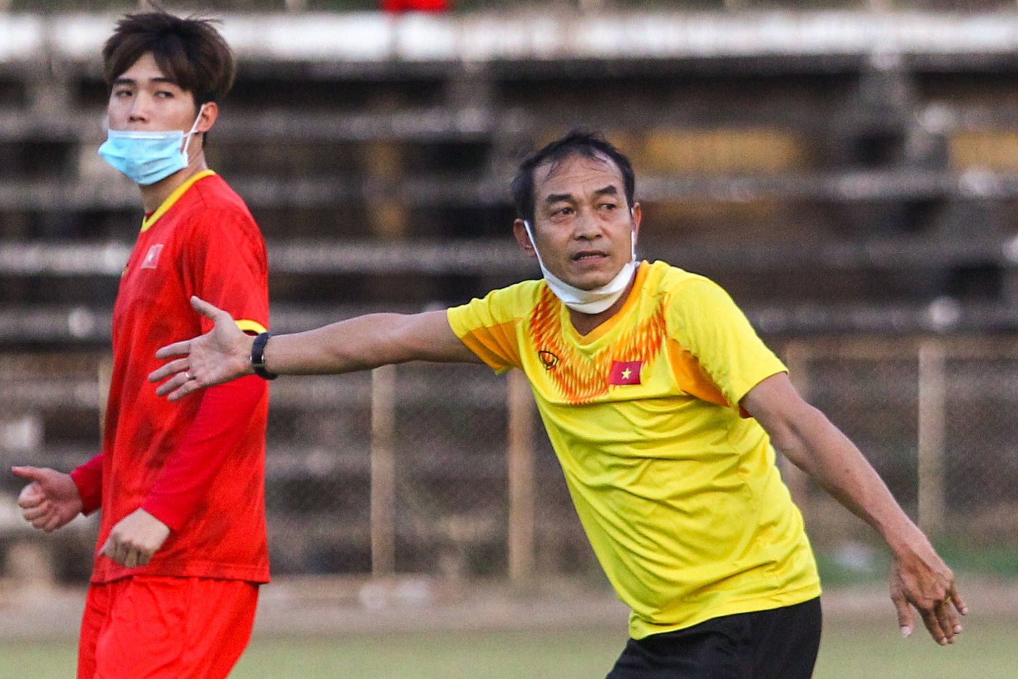 U23 Viet Nam tap voi 10 cau thu truoc tran ban ket hinh anh