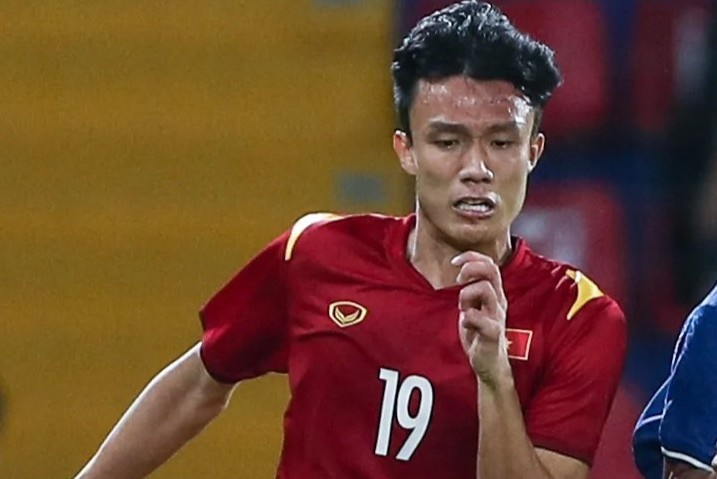 HLV Dinh The Nam gach ten 4 cau thu hinh anh