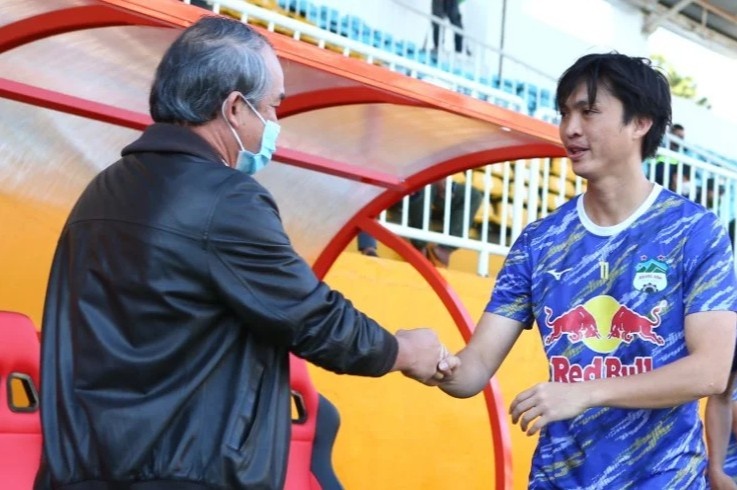 Bau Duc dong vien Cong Phuong, Tuan Anh trong tran dau da san nha hinh anh