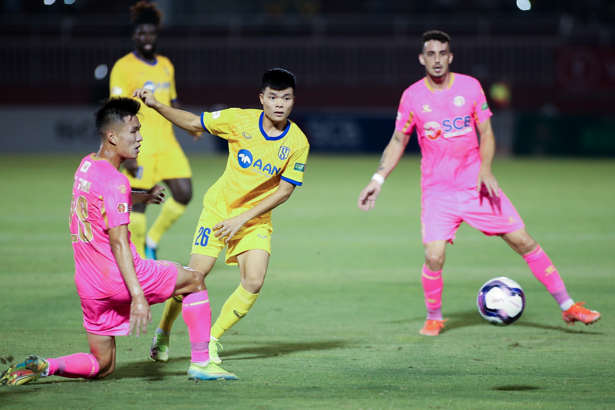 dinh xuan tien ra mat slna anh 8