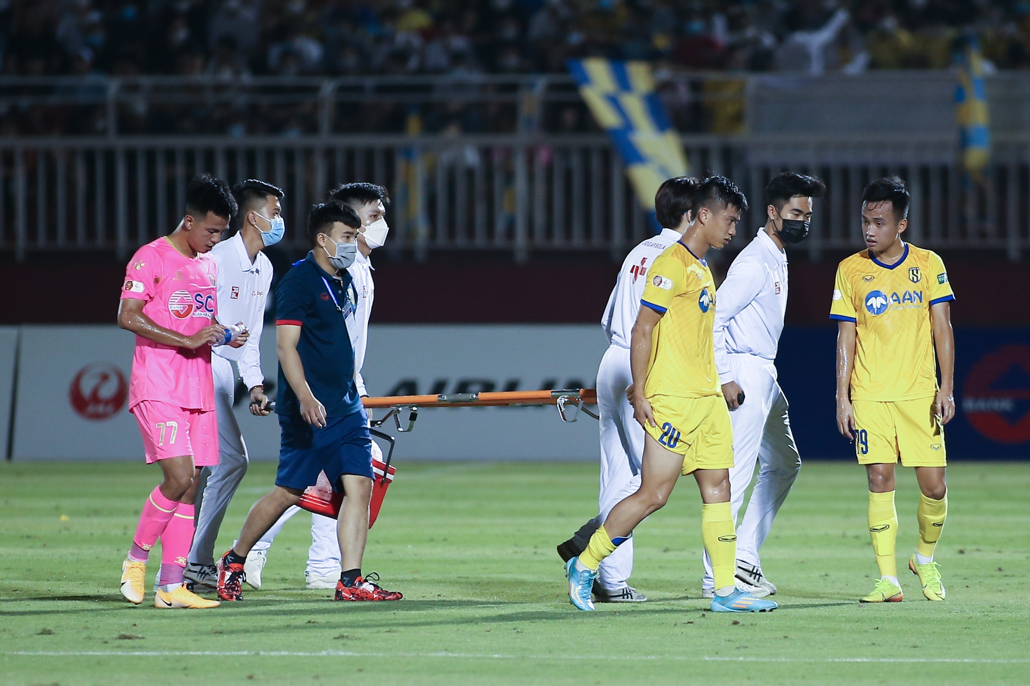 dinh xuan tien ra mat slna anh 1