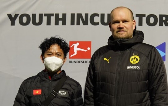 HLV U16 Dortmund: 'U17 Viet Nam nhanh nhen va tan cong manh me' hinh anh