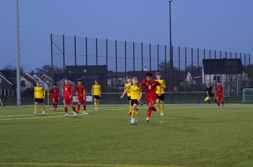 hlv dortmund khen u17 viet nam anh 1