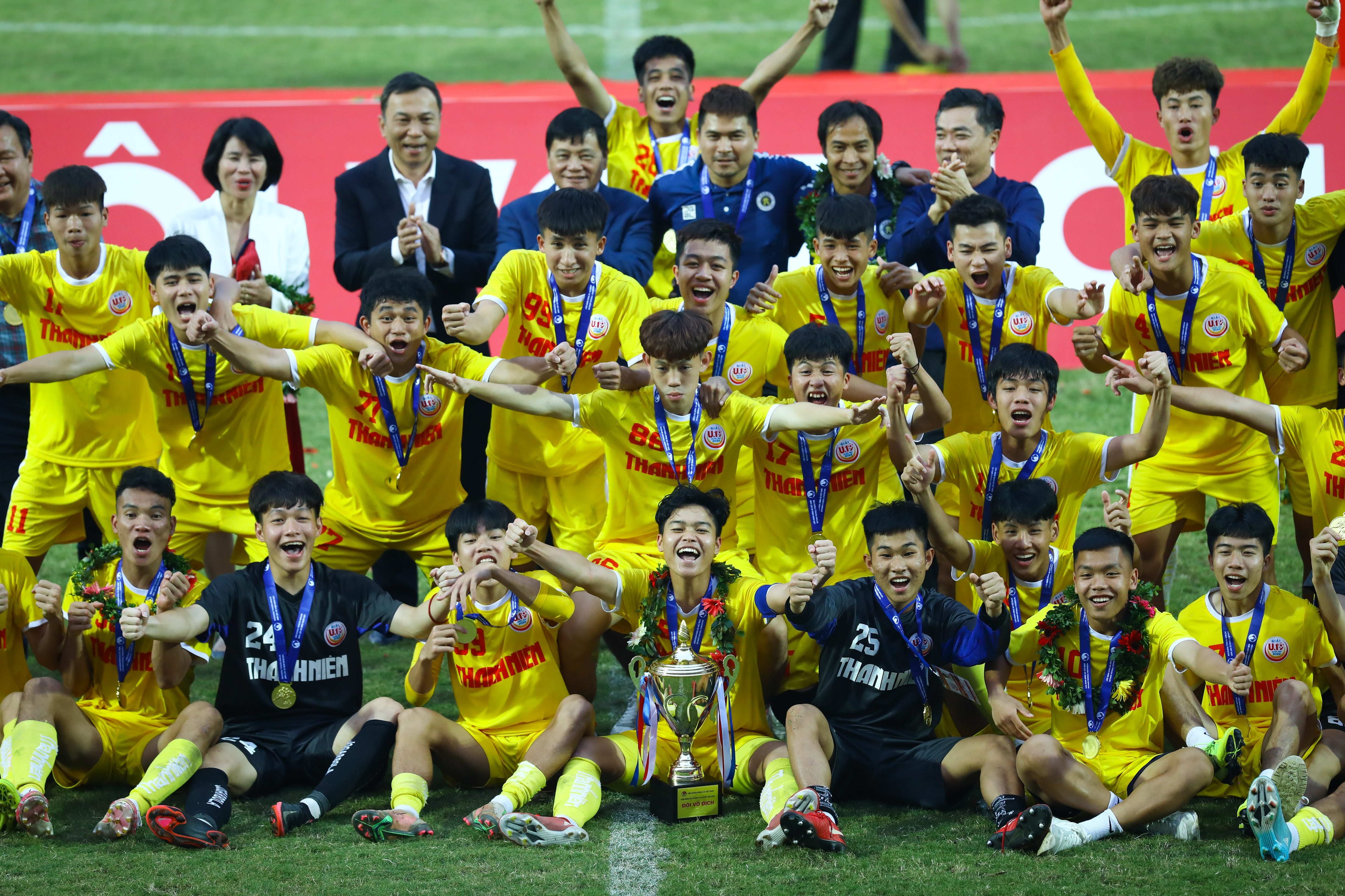 chung ket u19 quoc gia anh 9