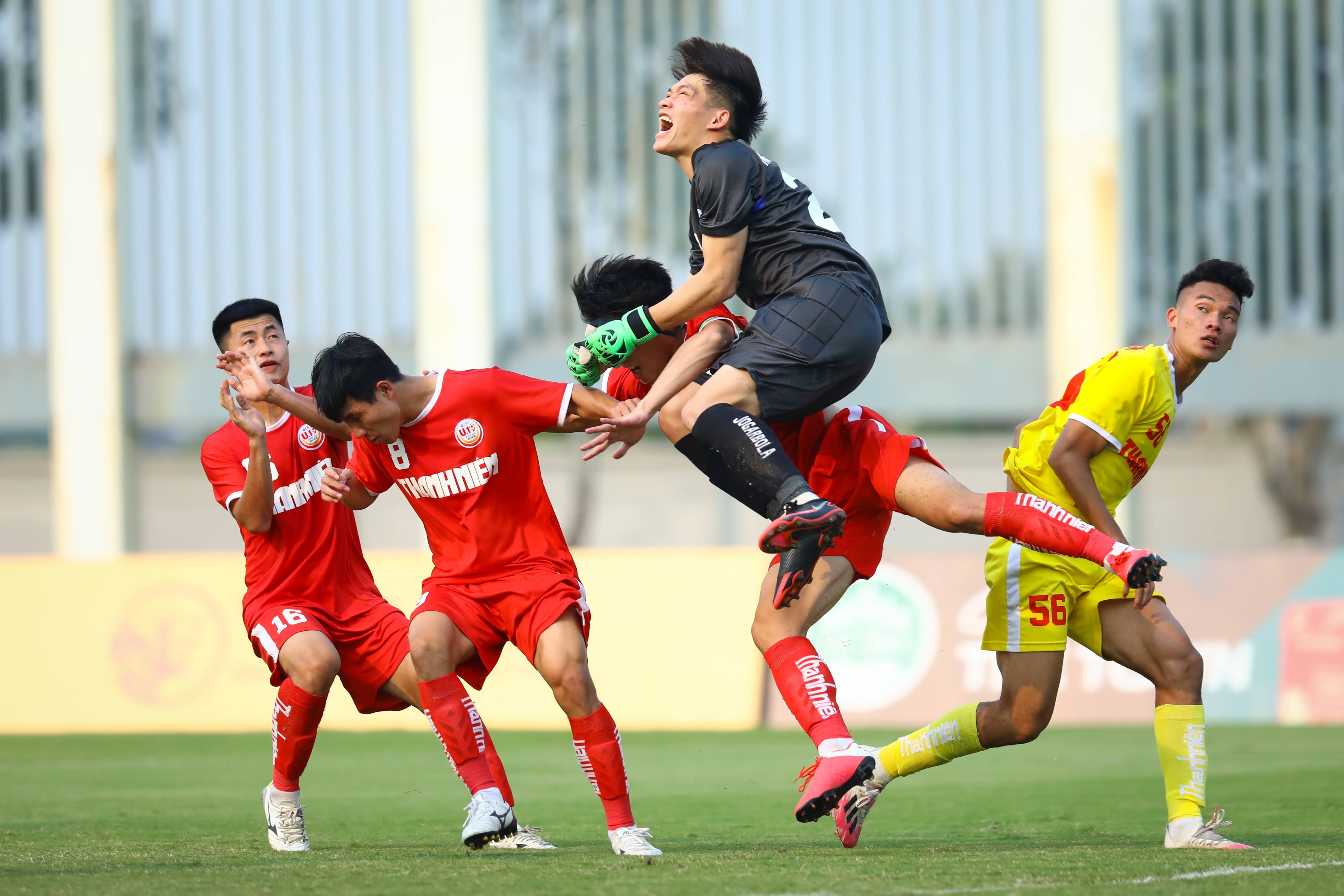 chung ket u19 quoc gia anh 4