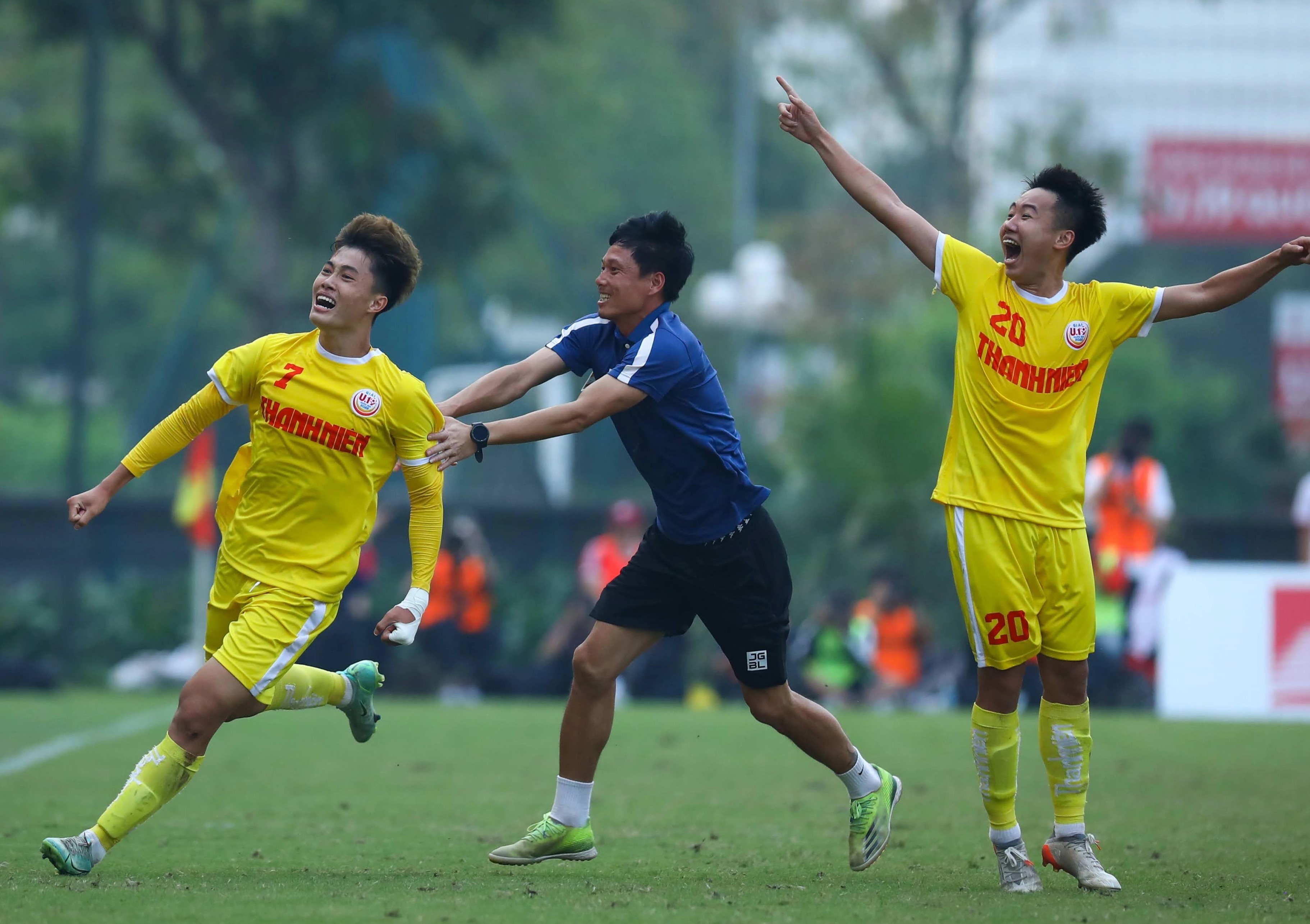 Man nguoc dong an tuong o chung ket U19 Quoc gia hinh anh