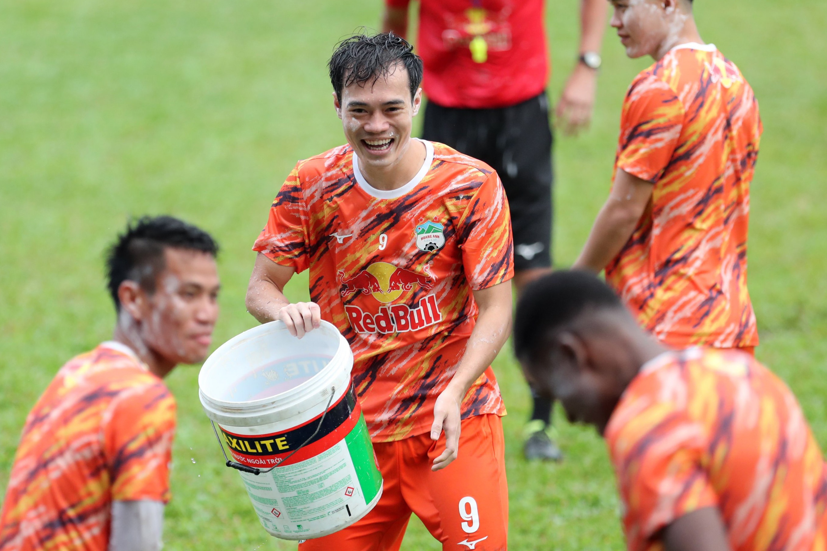 Thay tro HLV Kiatisuk te nuoc trong ngay Tet Songkran hinh anh