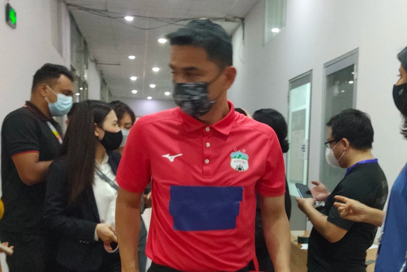 HLV Kiatisuk va Tuan Anh gap su co trang phuc hinh anh