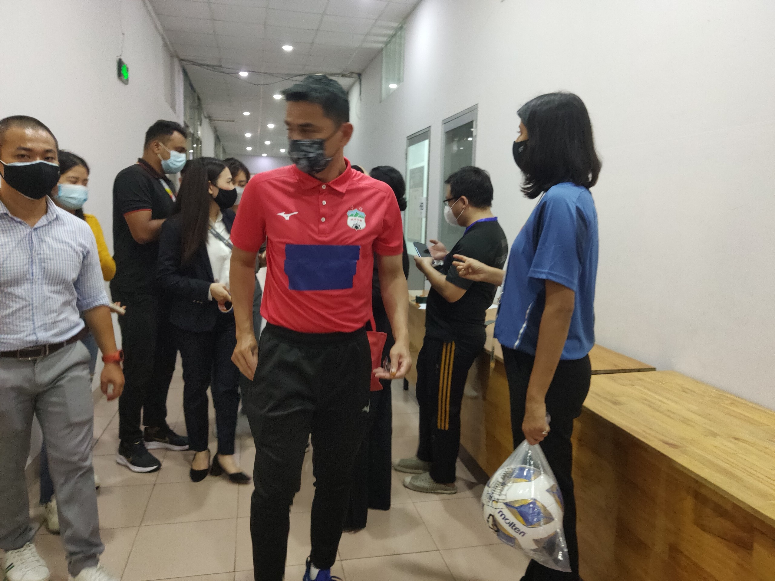 kiatisuk gặp sự cố trang phục ảnh 2 kiatisuk gap su co trang phuc anh 2