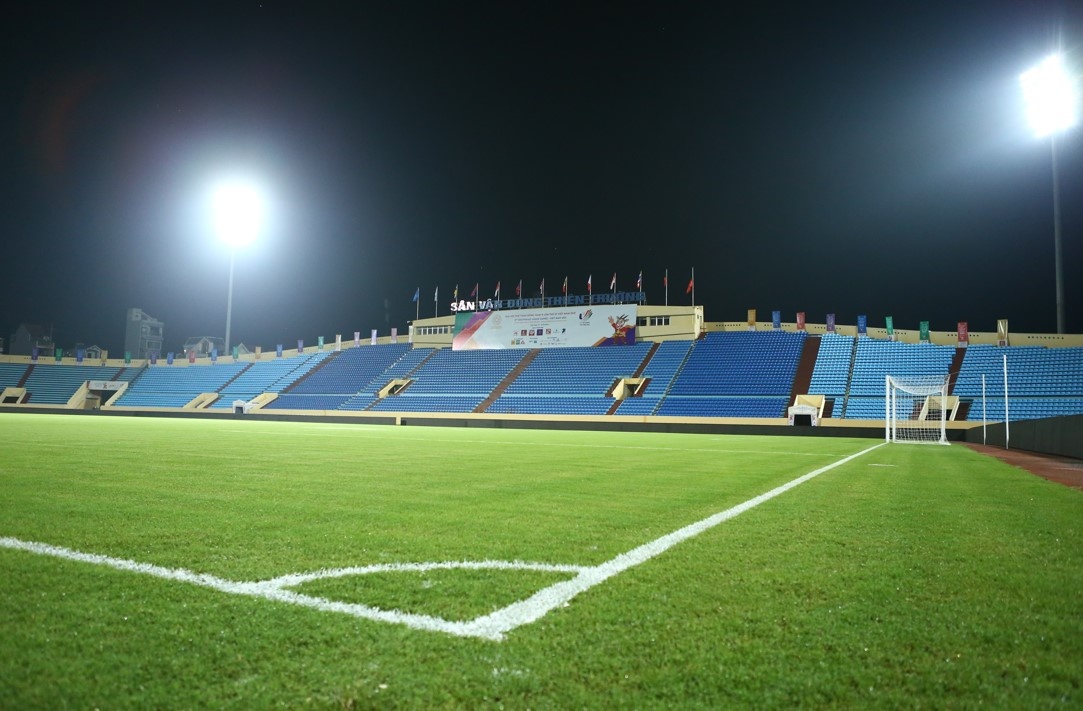 San Thien Truong sang den den nua dem de de phong su co hinh anh