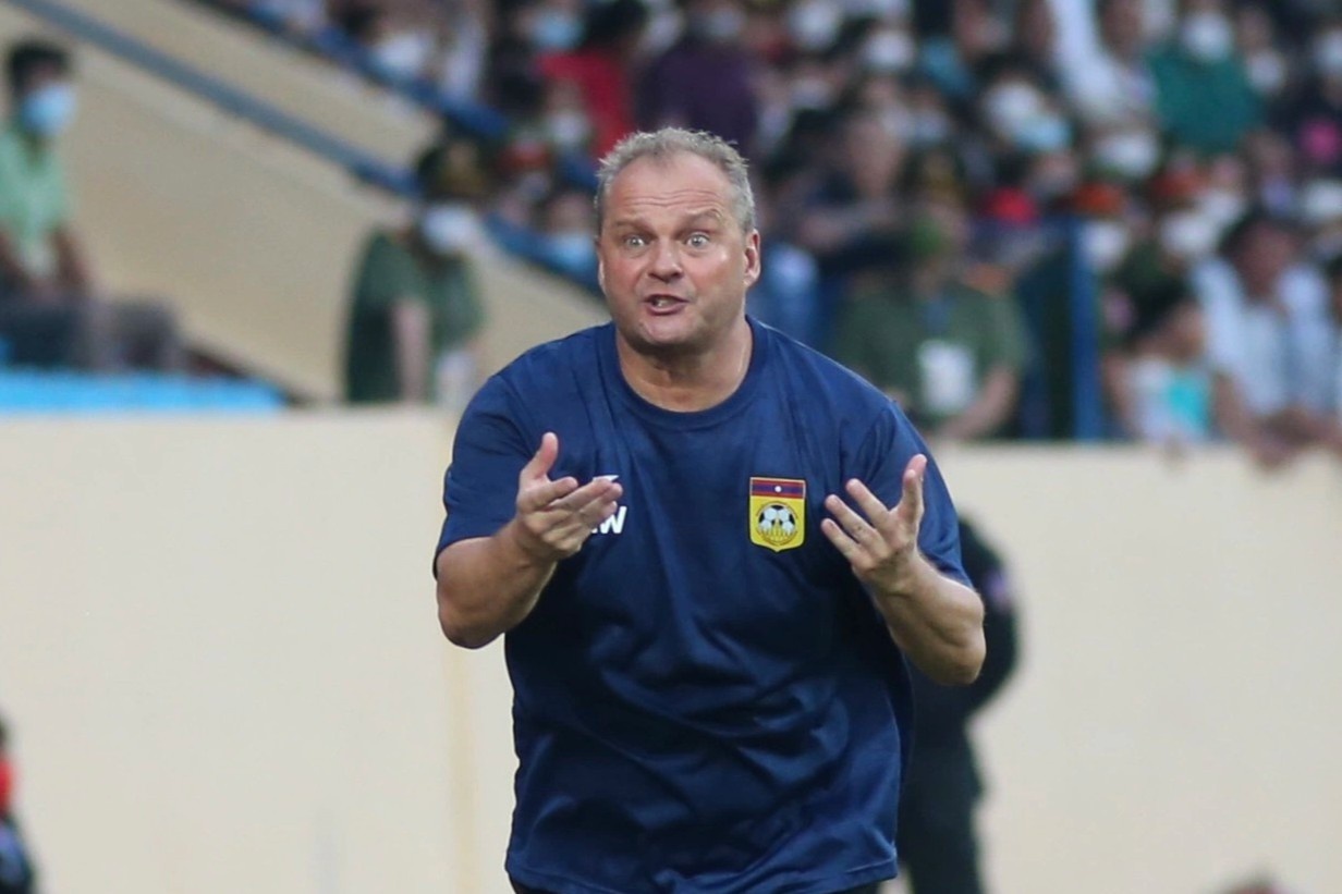 HLV nguoi Duc so sanh U23 Lao voi Man City hinh anh