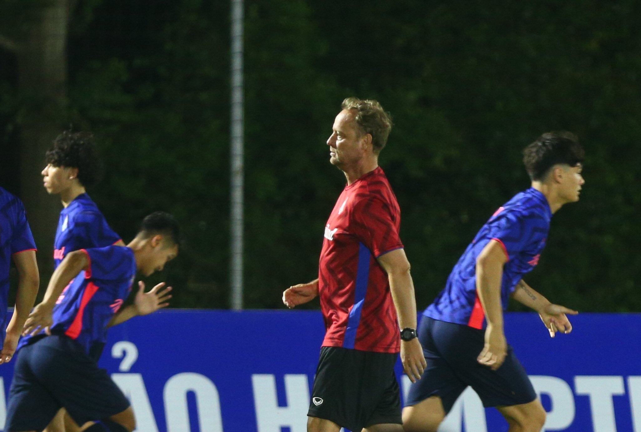 madam pang tro chuyen voi chanathip anh 8