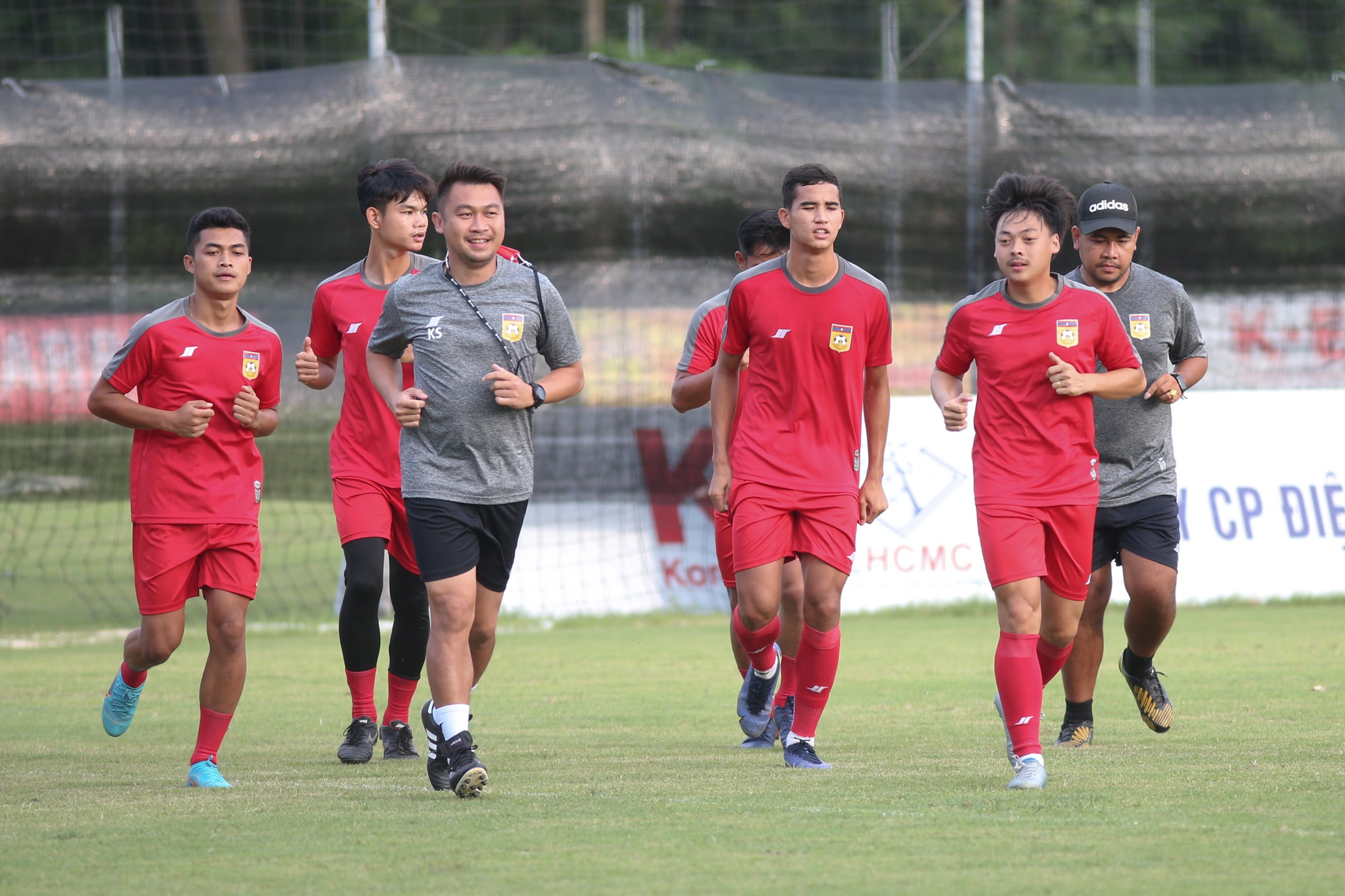 U23 Lao ra san tap chi voi mot nua doi hinh hinh anh