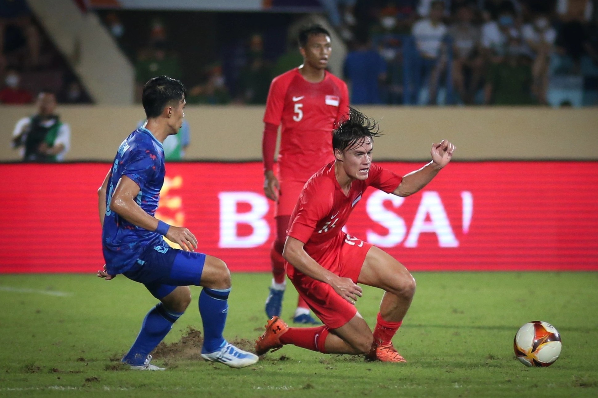 Mat san Thien Truong khien hau ve Singapore mat pha xu ly hay hinh anh