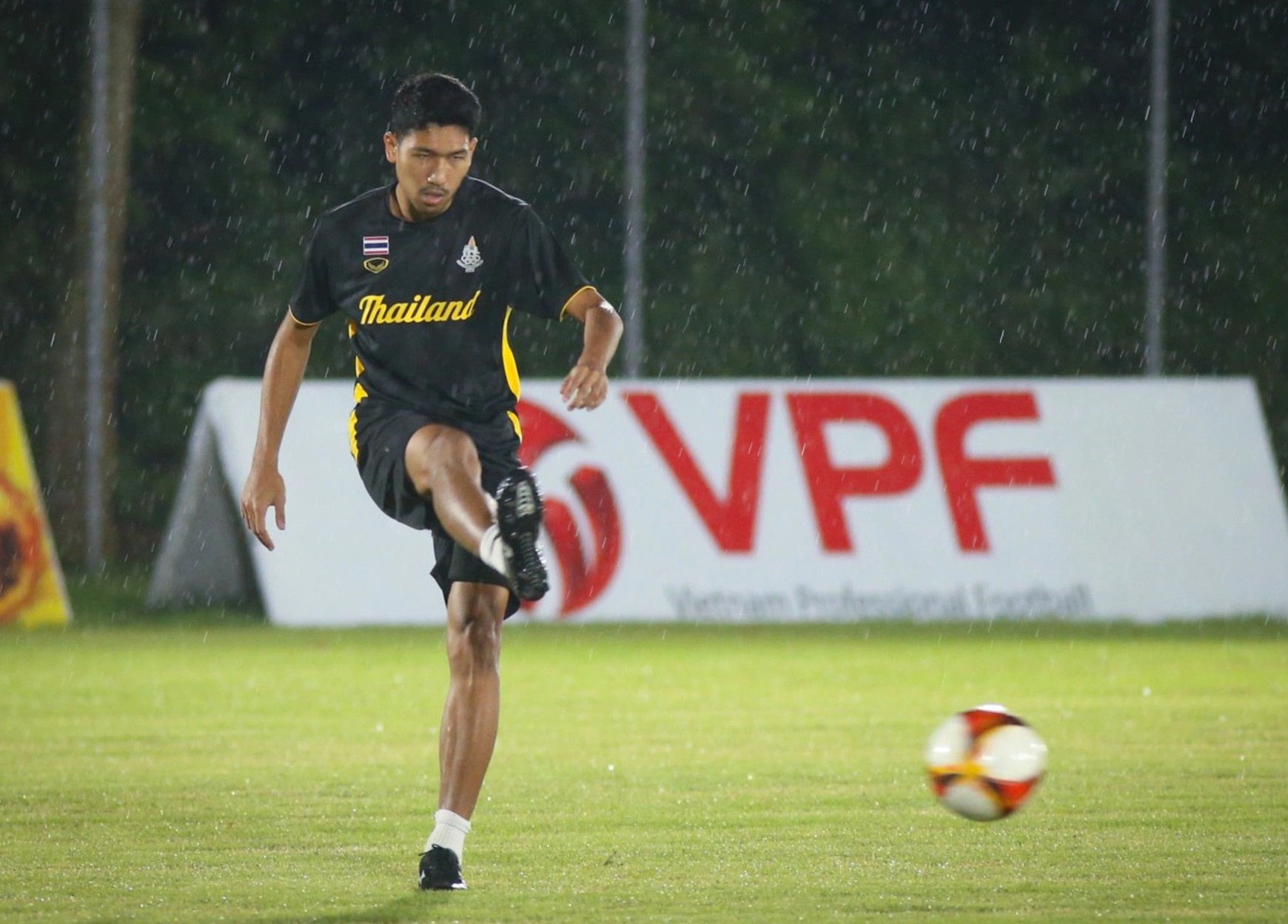 U23 Thai Lan tang cuong do tap luyen trong mua hinh anh