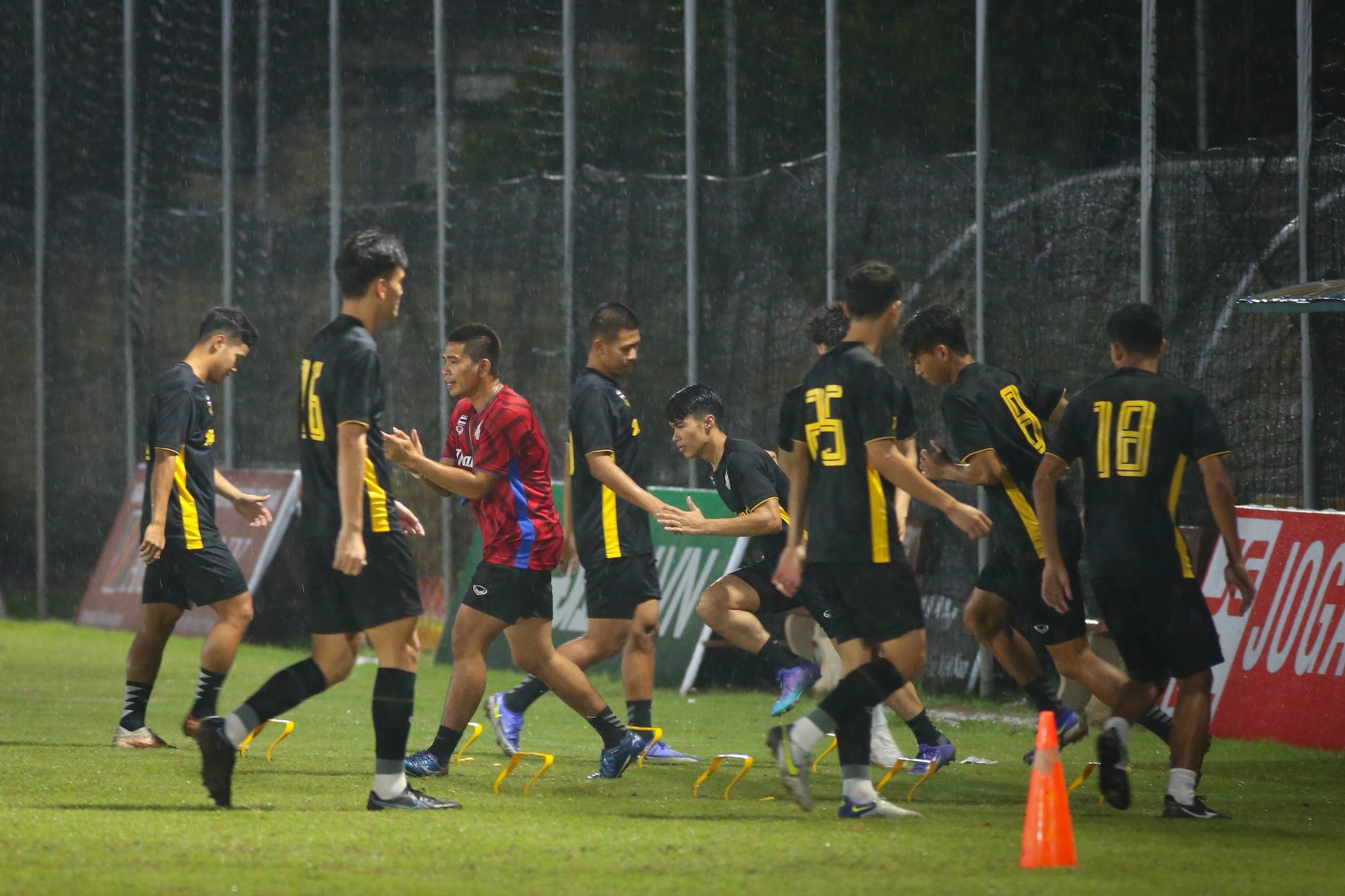 u23 thai lan tap trong mua anh 3