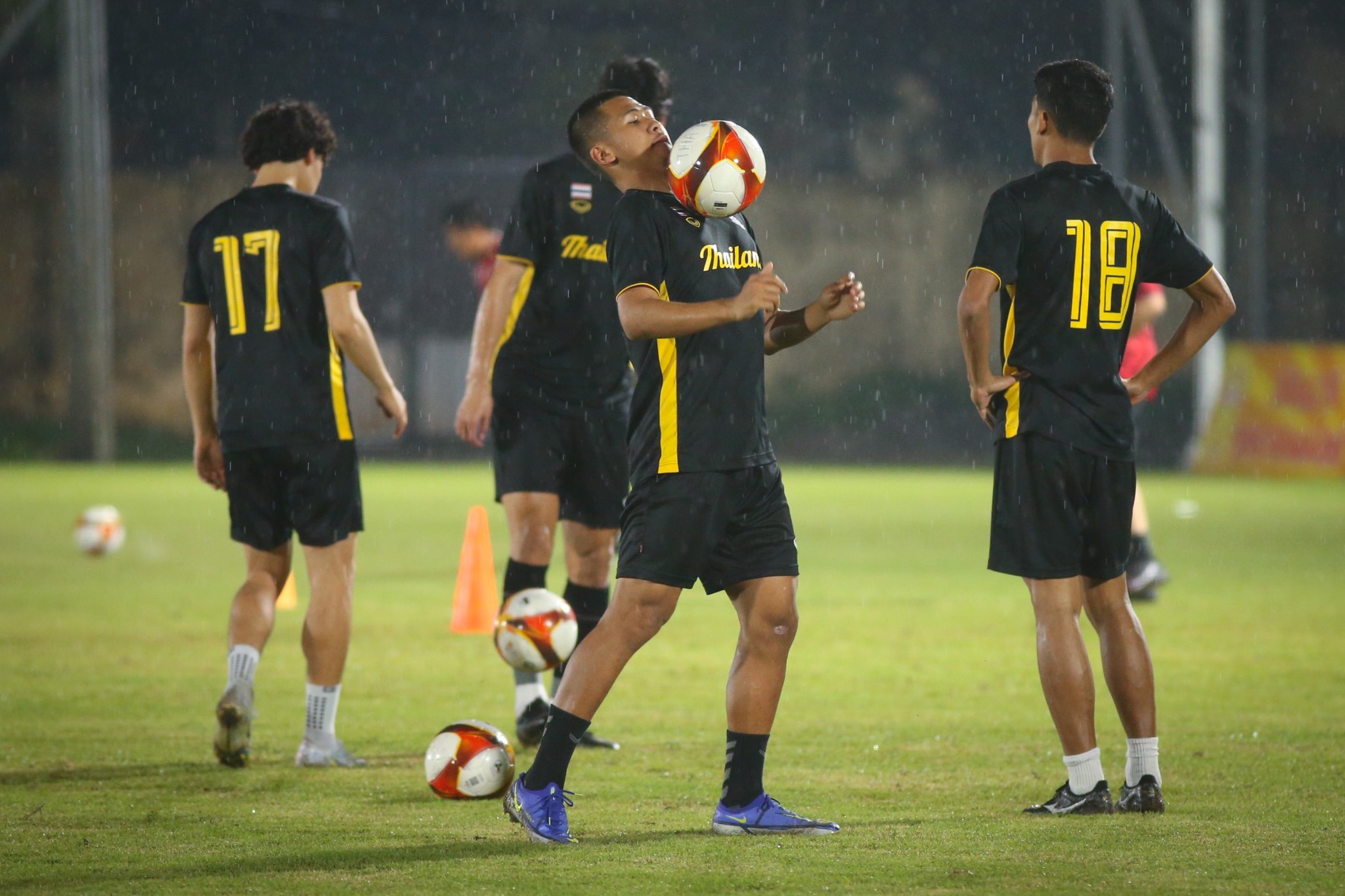 u23 thai lan tap trong mua anh 5