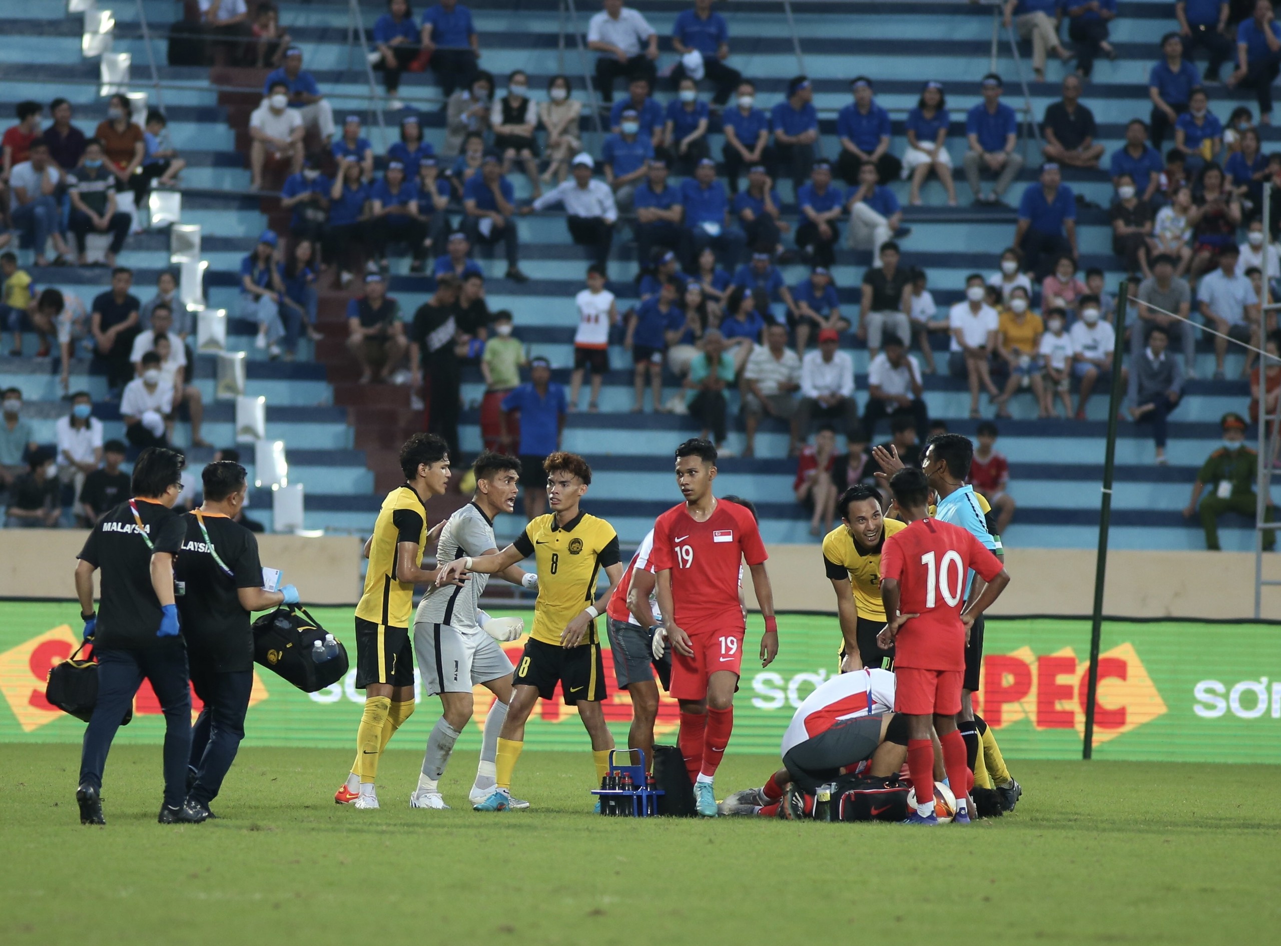 u23 malaysia phan ung trong tai anh 6