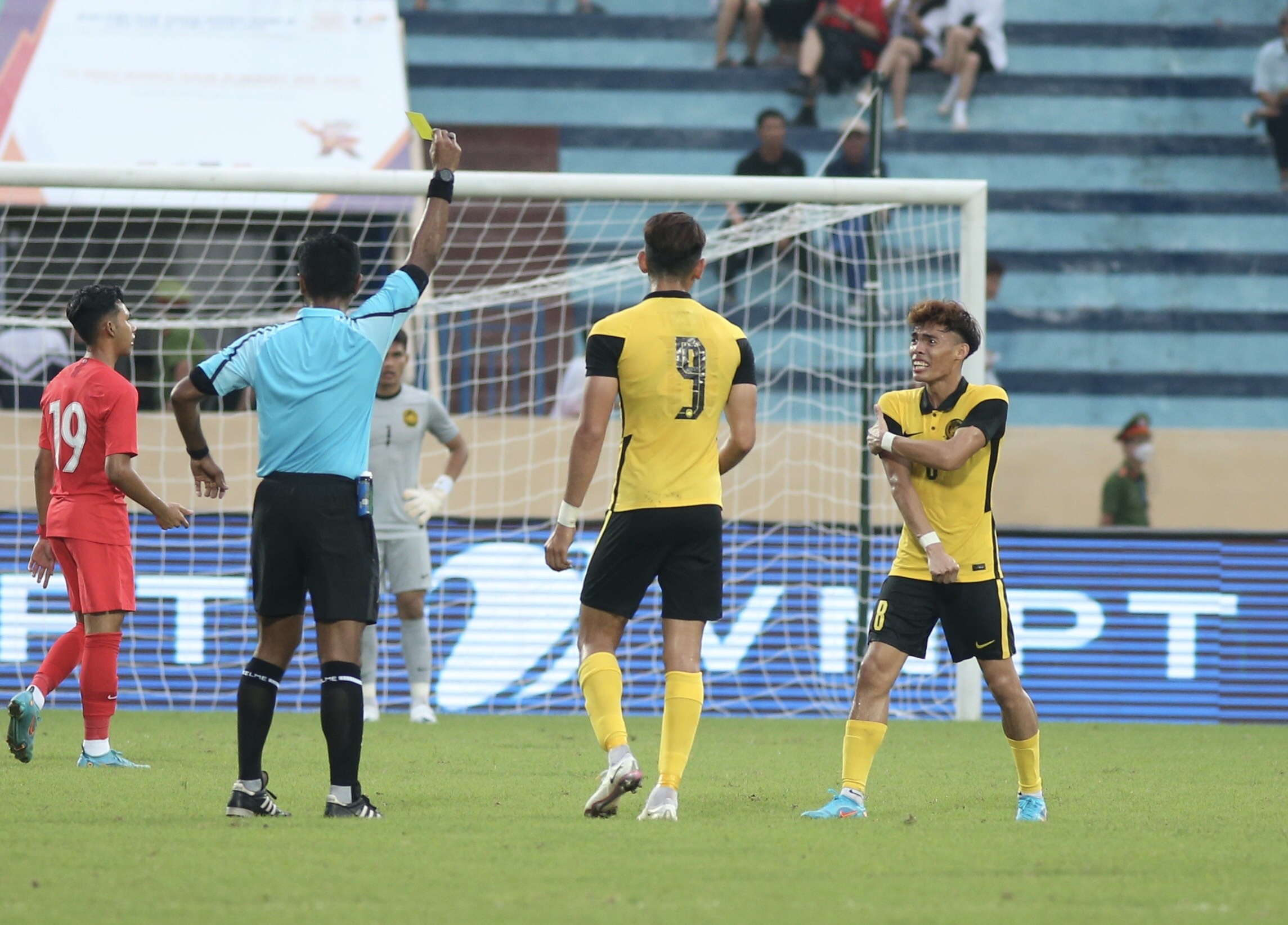 u23 malaysia phan ung trong tai anh 5