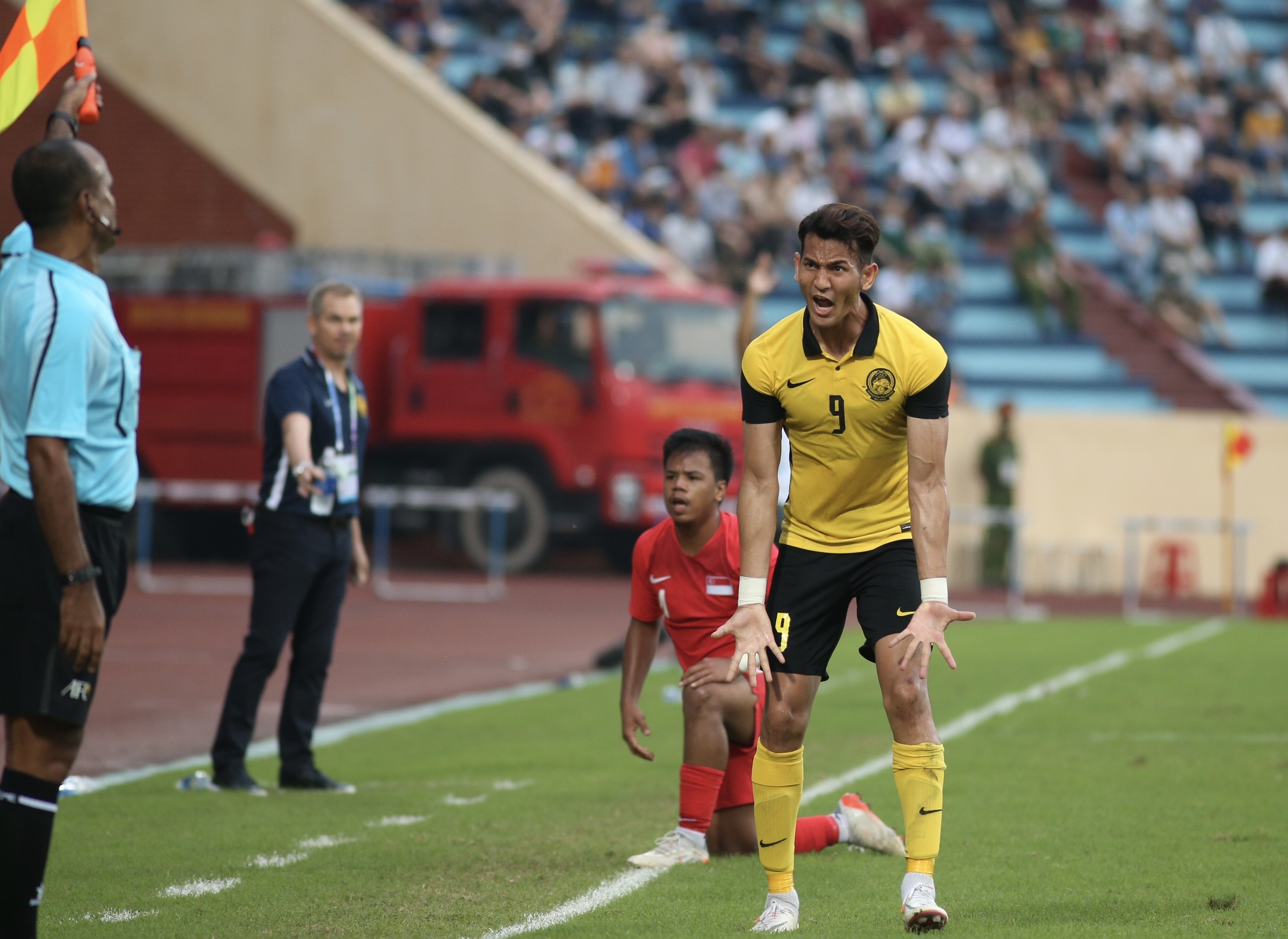 u23 malaysia phan ung trong tai anh 2